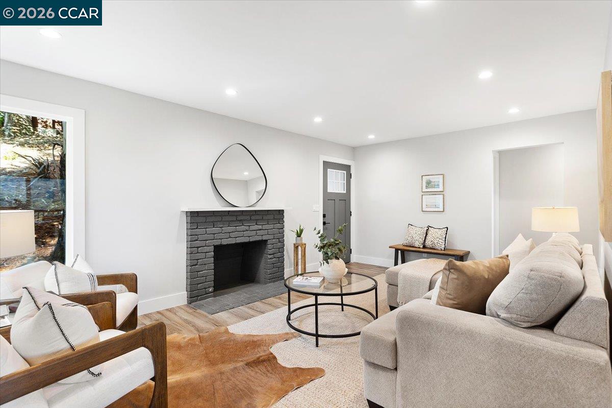 Detail Gallery Image 11 of 48 For 5924 Balboa Dr, Oakland,  CA 94611 - 2 Beds | 2 Baths