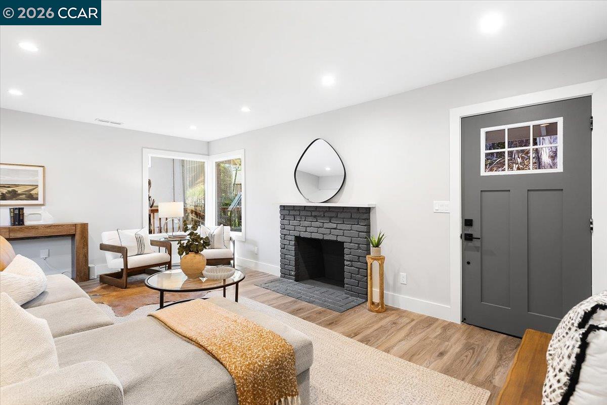 Detail Gallery Image 11 of 48 For 5924 Balboa Dr, Oakland,  CA 94611 - 2 Beds | 2 Baths