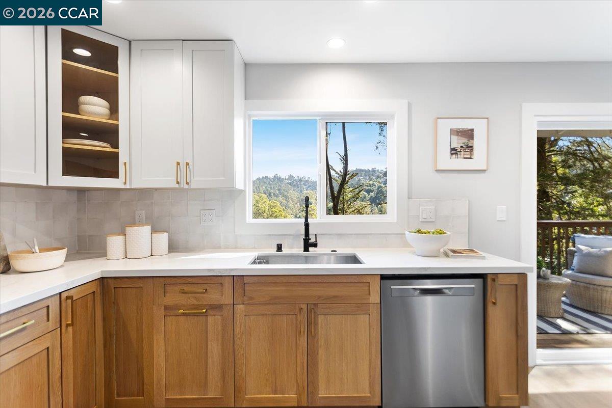 Detail Gallery Image 20 of 48 For 5924 Balboa Dr, Oakland,  CA 94611 - 2 Beds | 2 Baths