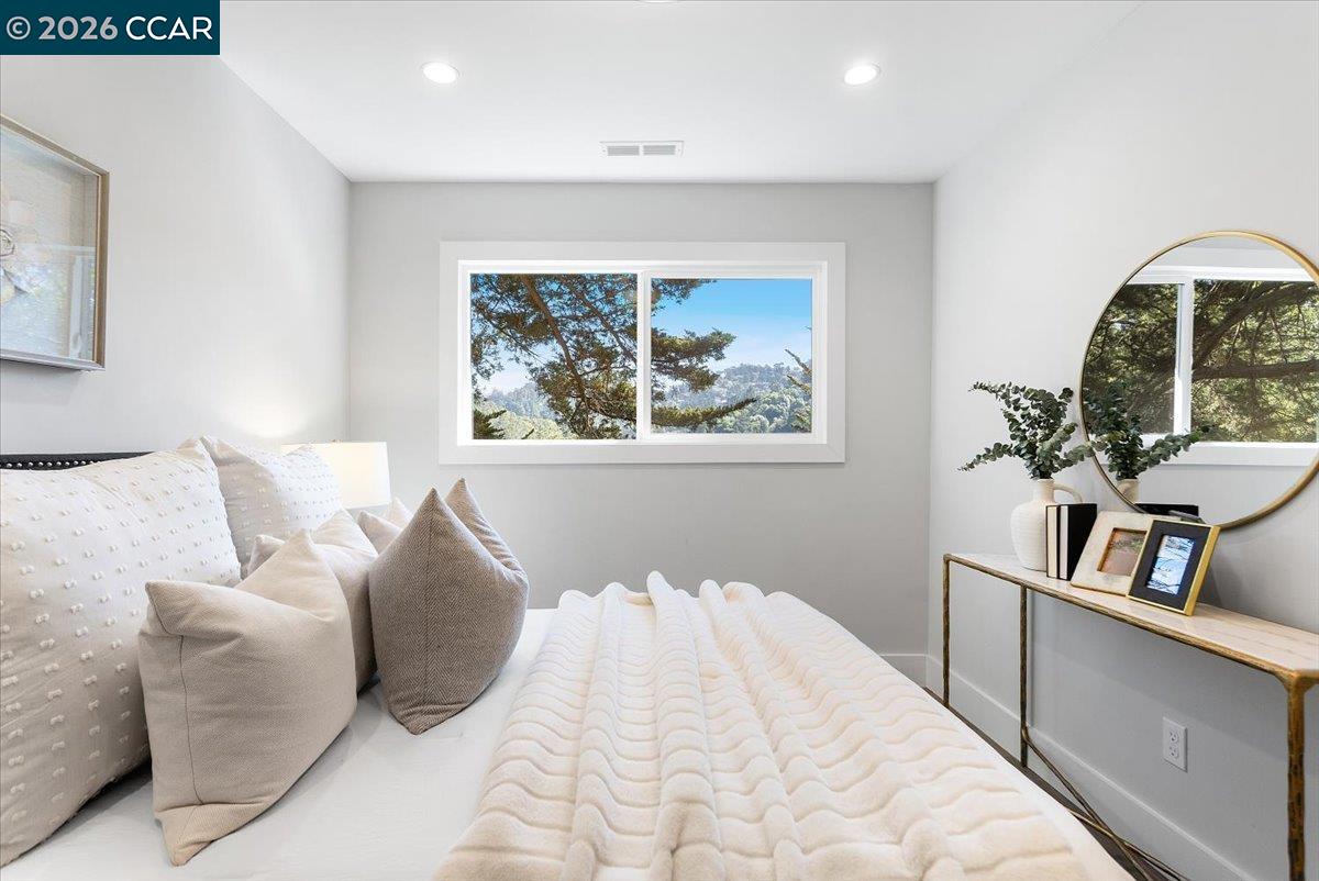 Detail Gallery Image 29 of 48 For 5924 Balboa Dr, Oakland,  CA 94611 - 2 Beds | 2 Baths