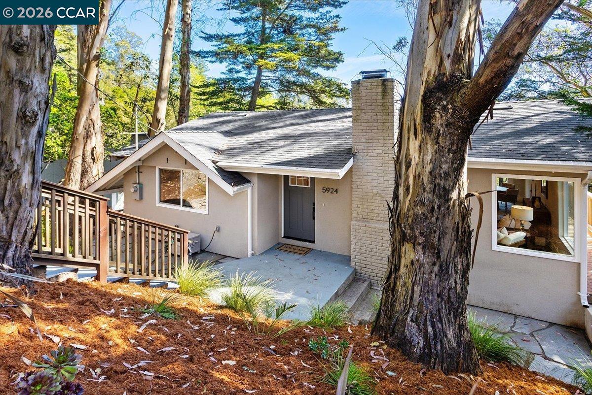 Detail Gallery Image 4 of 48 For 5924 Balboa Dr, Oakland,  CA 94611 - 2 Beds | 2 Baths