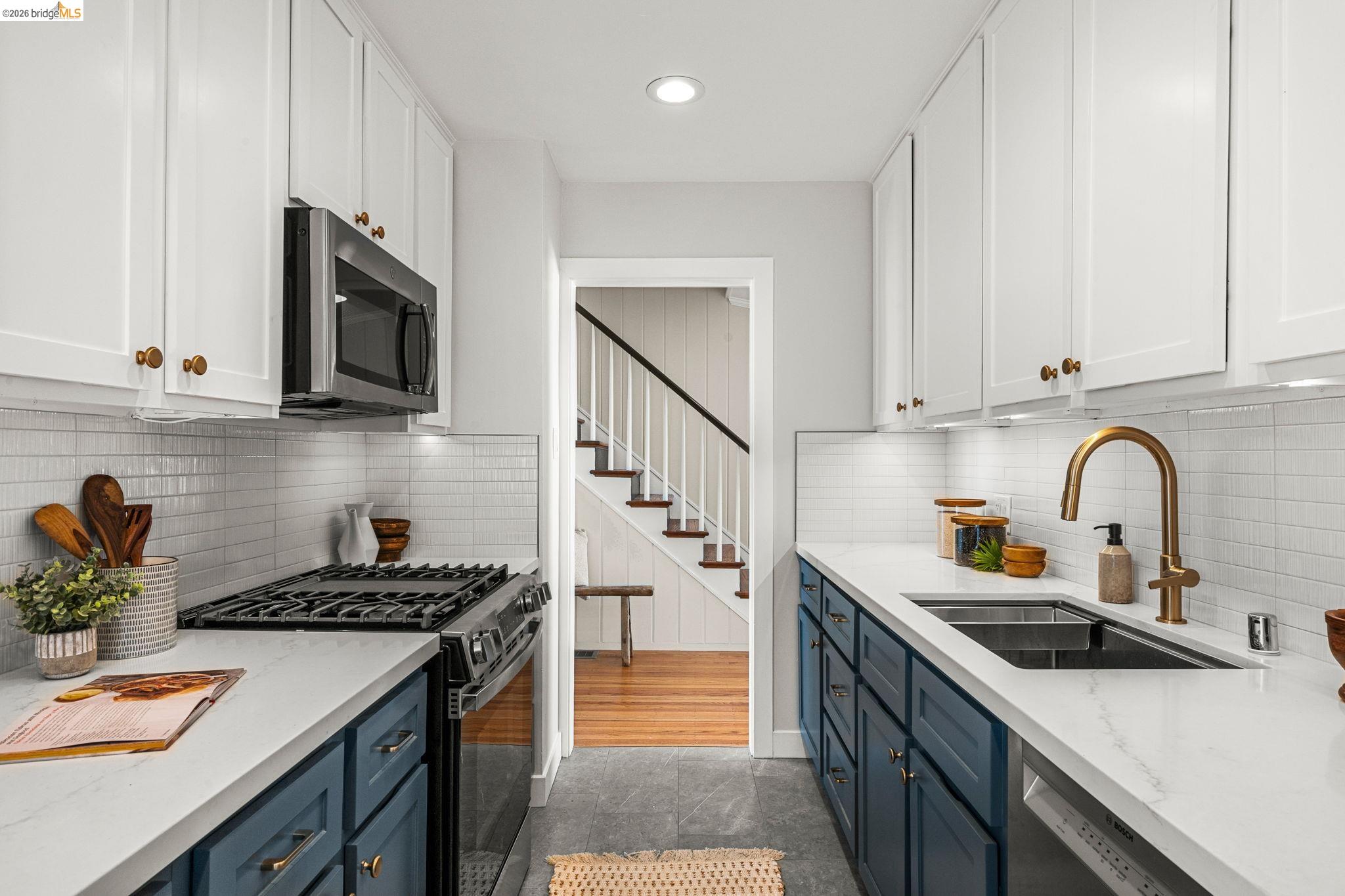 Detail Gallery Image 17 of 49 For 765 San Diego Rd, Berkeley,  CA 94707-2025 - 4 Beds | 4 Baths