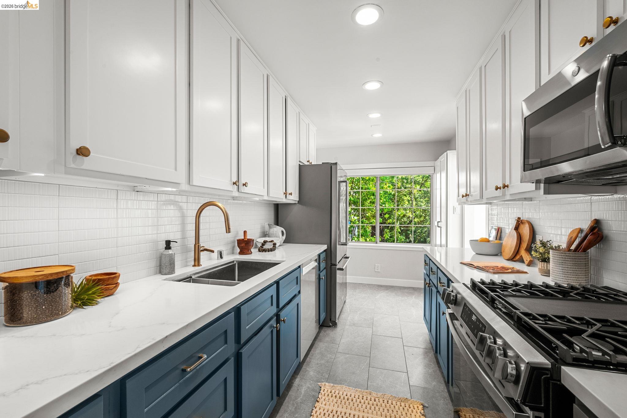 Detail Gallery Image 18 of 49 For 765 San Diego Rd, Berkeley,  CA 94707-2025 - 4 Beds | 4 Baths