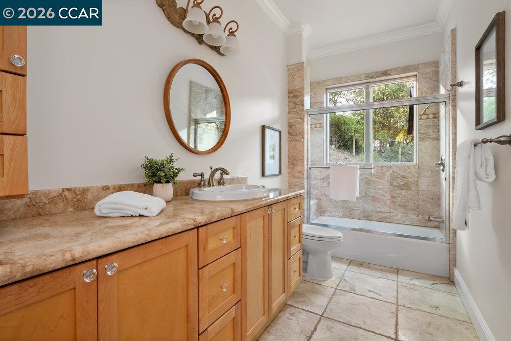 Detail Gallery Image 21 of 26 For 128 Oak Rd, Orinda,  CA 94563-3348 - 4 Beds | 4/1 Baths