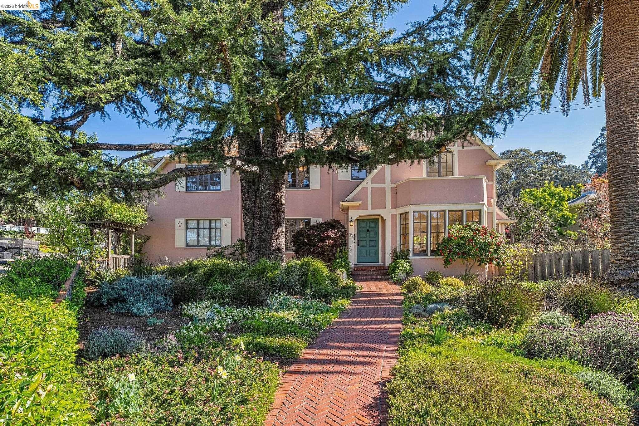 Detail Gallery Image 2 of 59 For 4201 Lakeshore Ave, Oakland,  CA 94610 - 4 Beds | 2/1 Baths