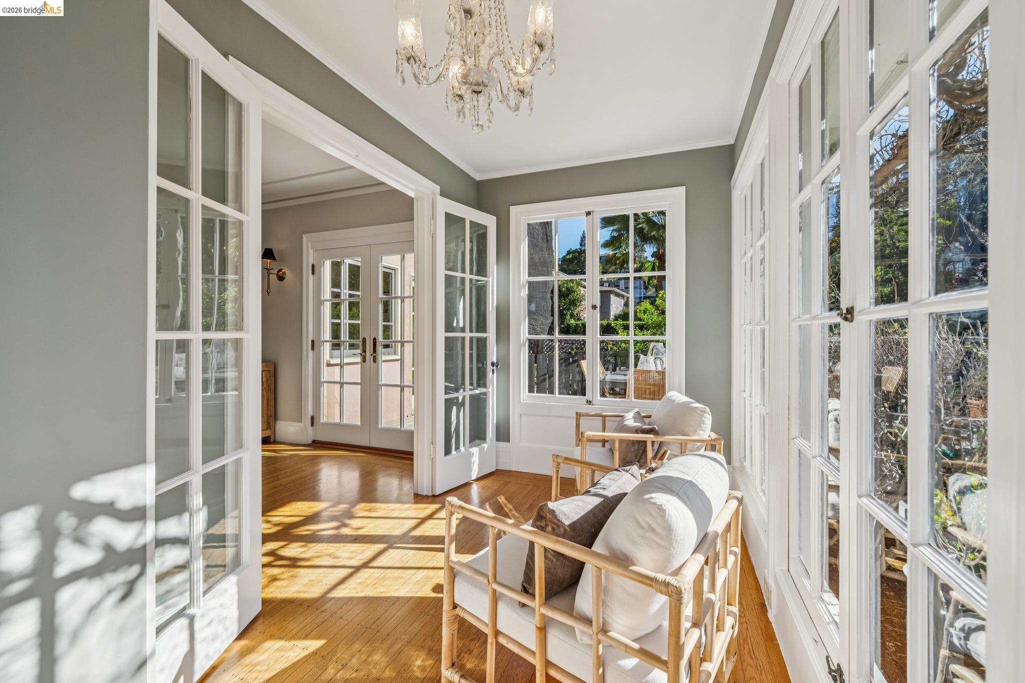 Detail Gallery Image 12 of 59 For 4201 Lakeshore Ave, Oakland,  CA 94610 - 4 Beds | 2/1 Baths