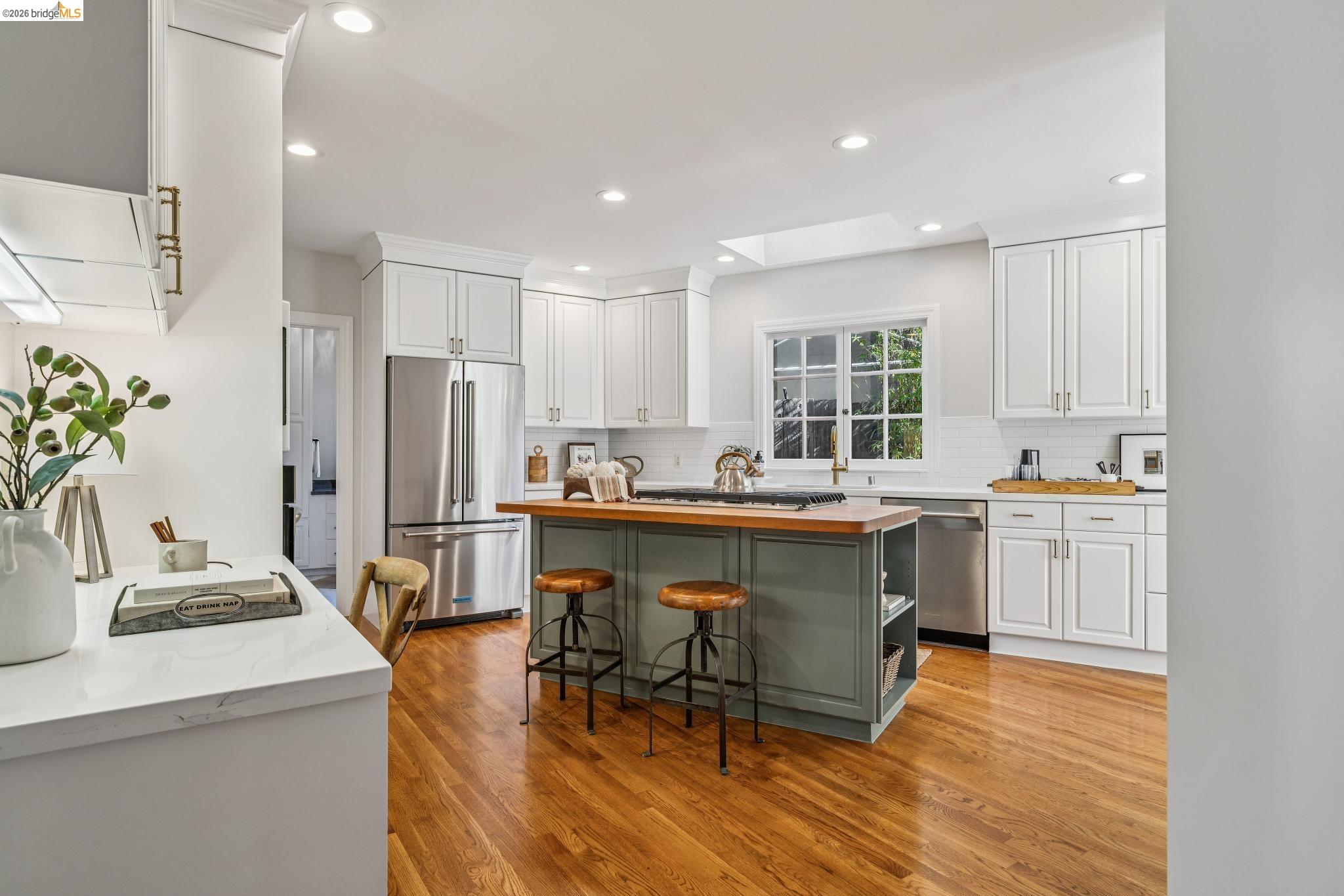 Detail Gallery Image 16 of 59 For 4201 Lakeshore Ave, Oakland,  CA 94610 - 4 Beds | 2/1 Baths