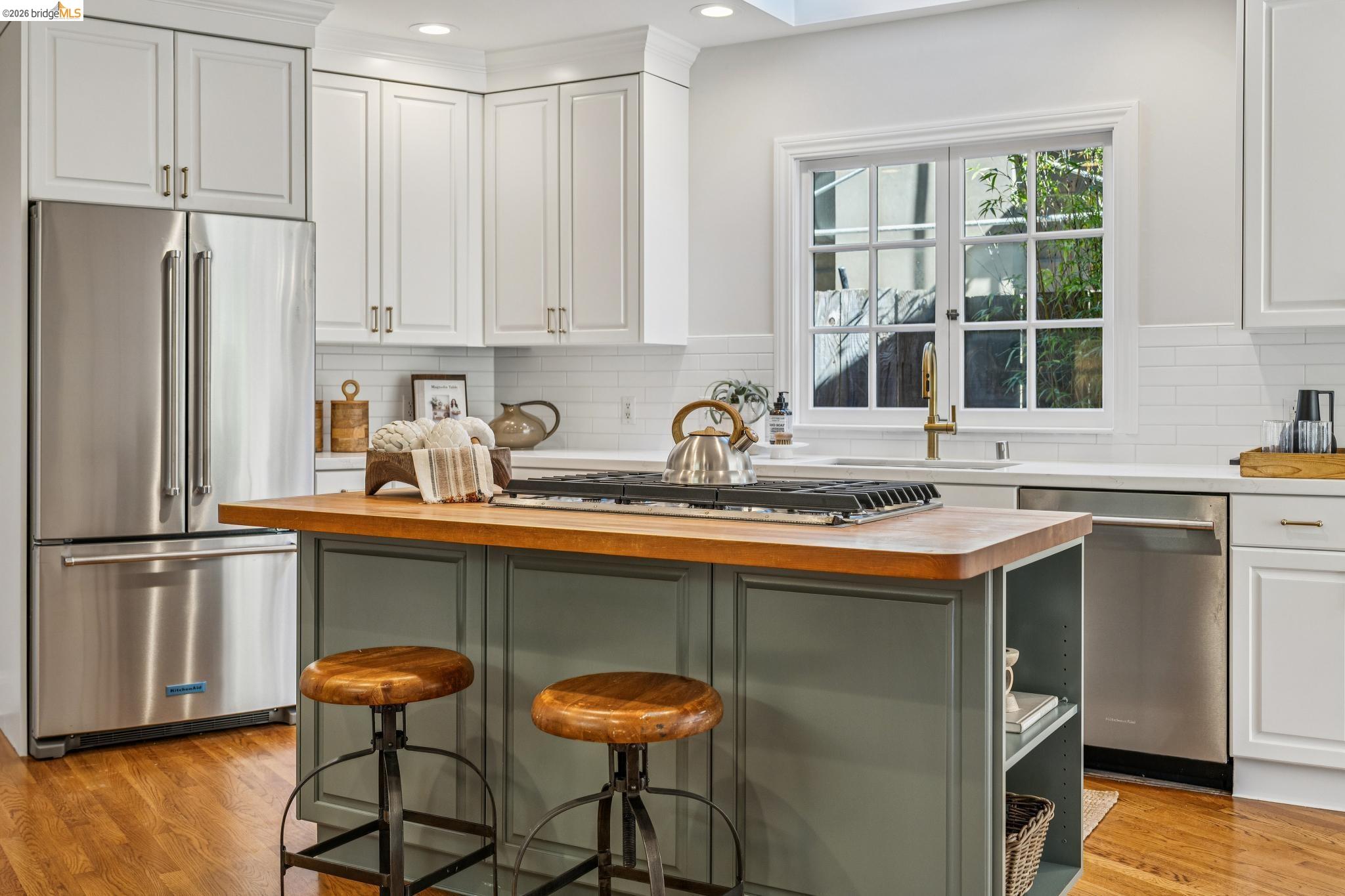 Detail Gallery Image 17 of 59 For 4201 Lakeshore Ave, Oakland,  CA 94610 - 4 Beds | 2/1 Baths