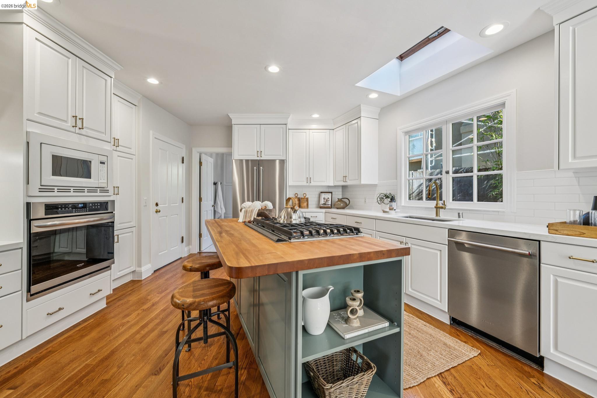 Detail Gallery Image 18 of 59 For 4201 Lakeshore Ave, Oakland,  CA 94610 - 4 Beds | 2/1 Baths