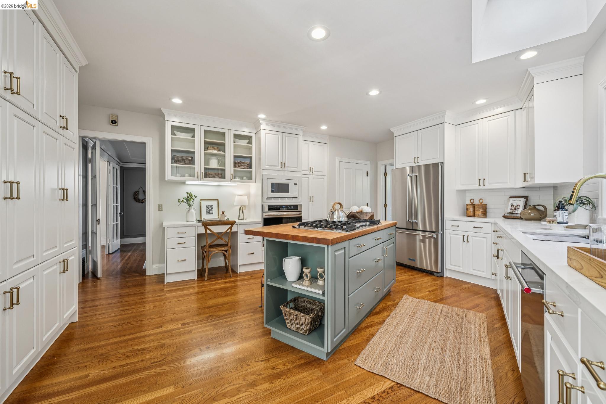 Detail Gallery Image 19 of 59 For 4201 Lakeshore Ave, Oakland,  CA 94610 - 4 Beds | 2/1 Baths