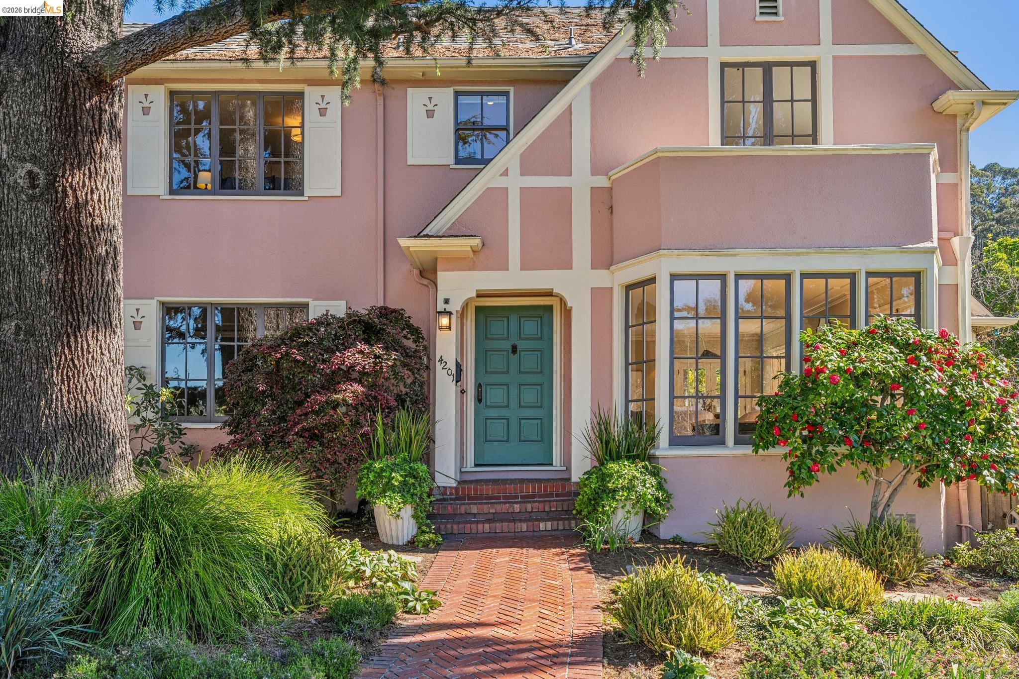 Detail Gallery Image 3 of 59 For 4201 Lakeshore Ave, Oakland,  CA 94610 - 4 Beds | 2/1 Baths