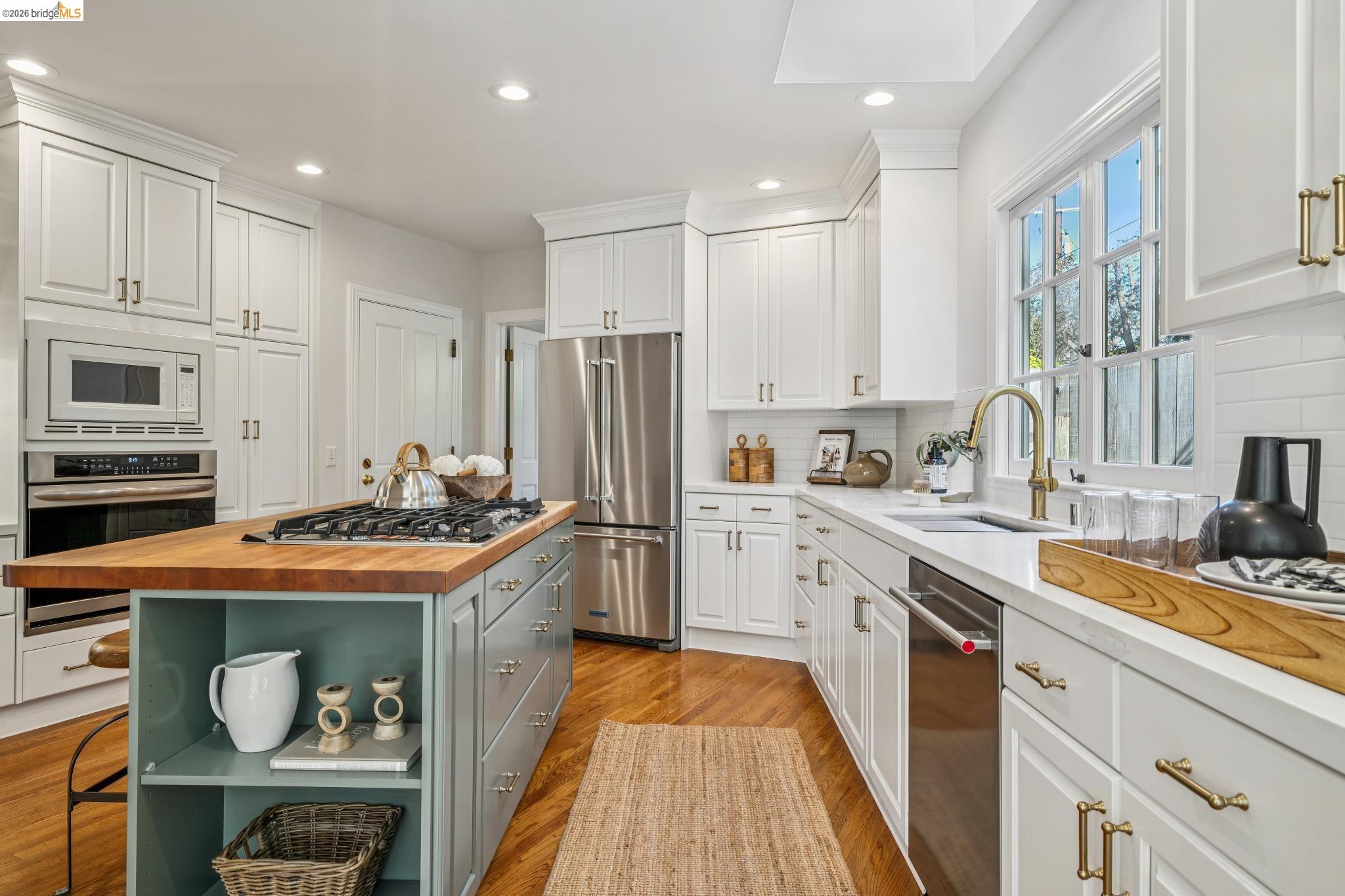 Detail Gallery Image 21 of 59 For 4201 Lakeshore Ave, Oakland,  CA 94610 - 4 Beds | 2/1 Baths