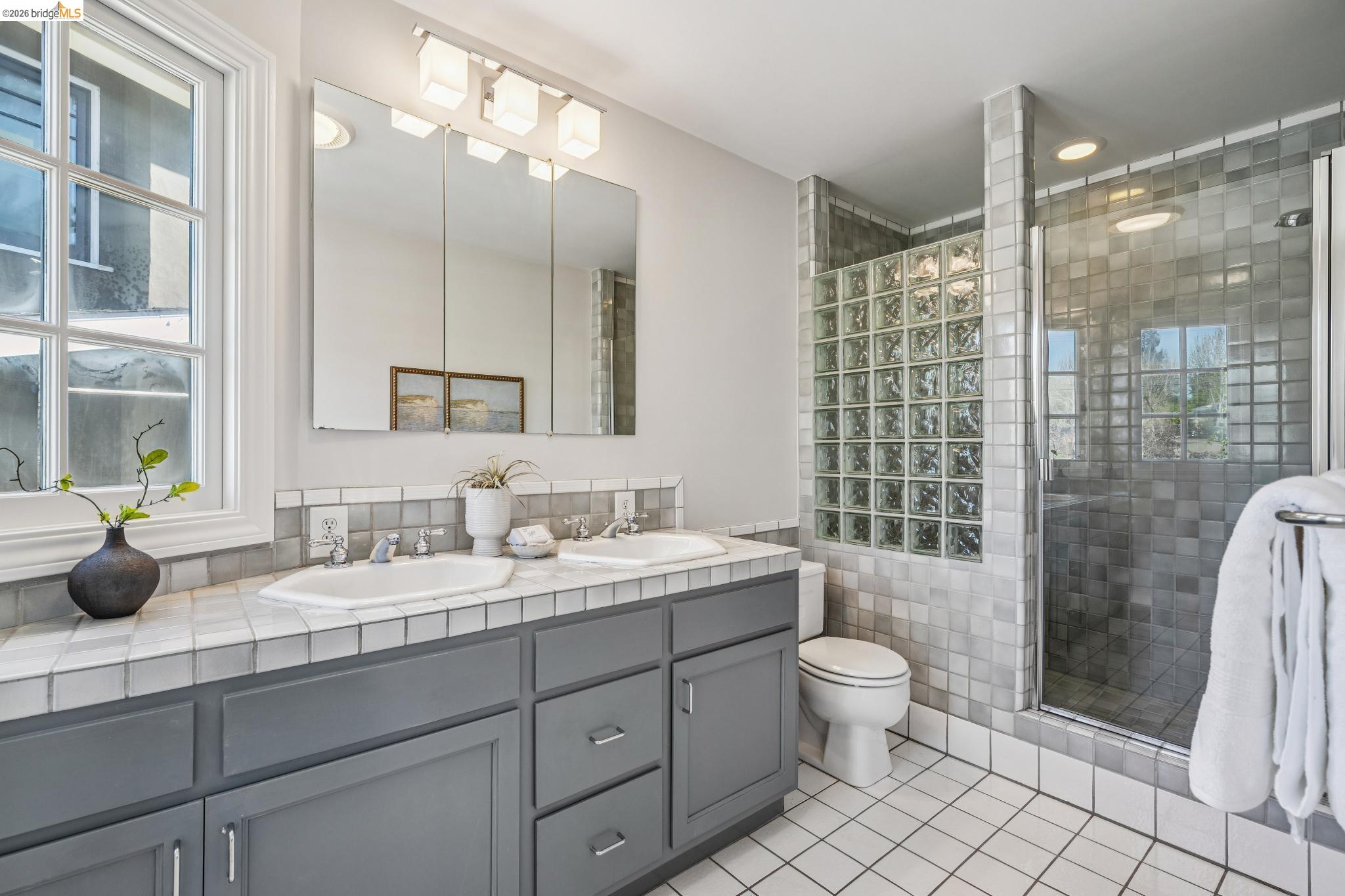 Detail Gallery Image 37 of 59 For 4201 Lakeshore Ave, Oakland,  CA 94610 - 4 Beds | 2/1 Baths