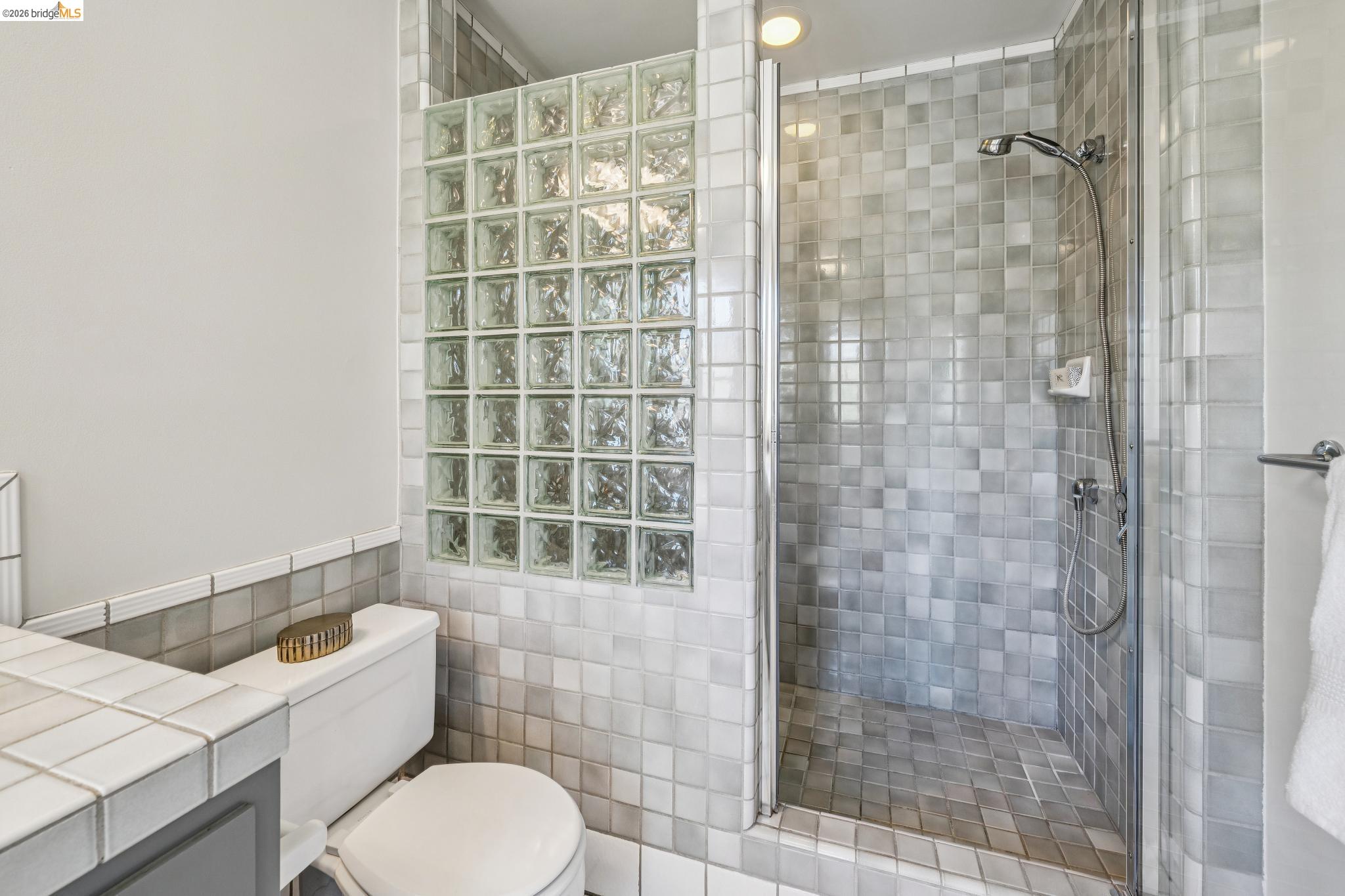 Detail Gallery Image 38 of 59 For 4201 Lakeshore Ave, Oakland,  CA 94610 - 4 Beds | 2/1 Baths