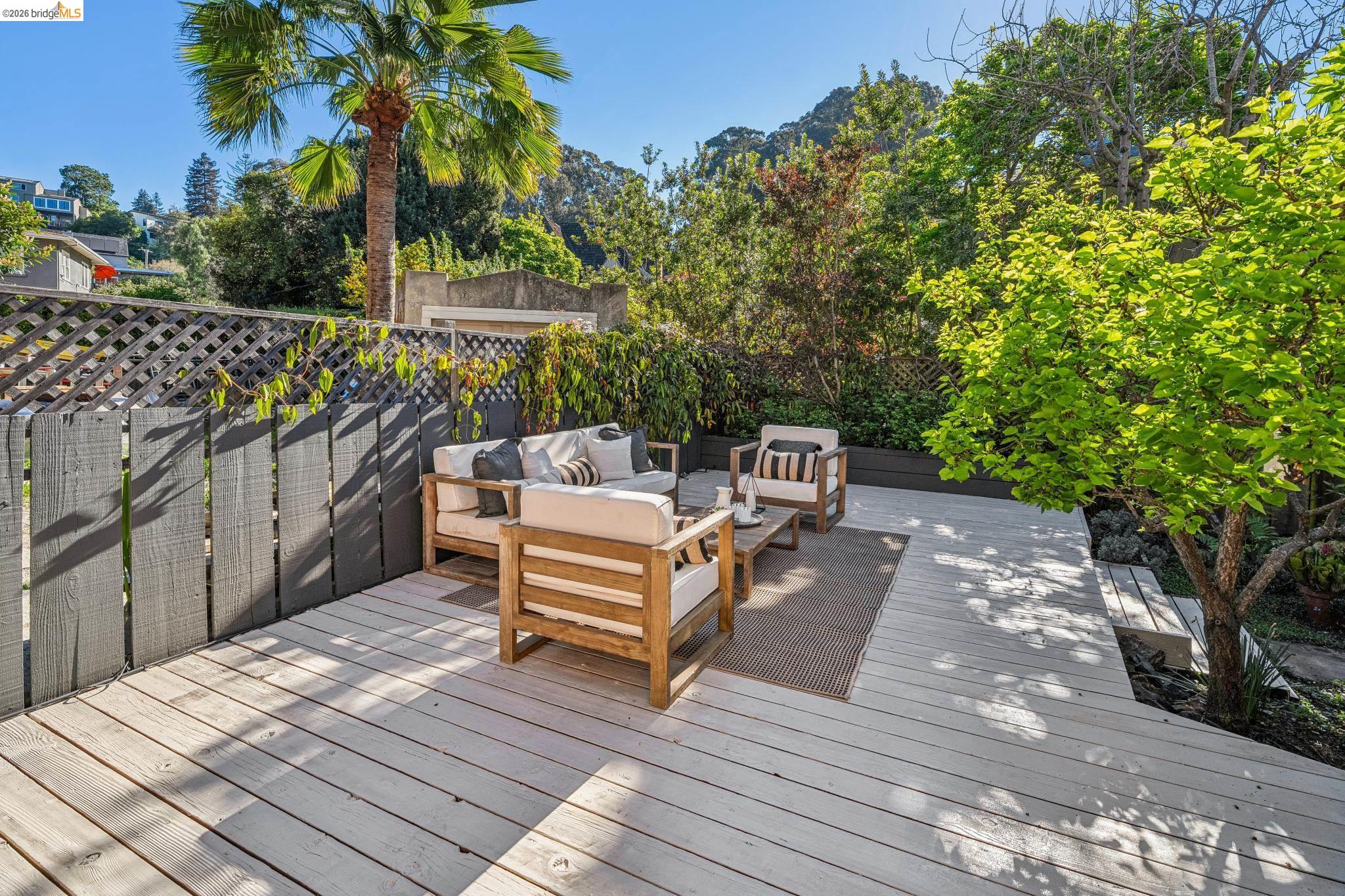 Detail Gallery Image 50 of 59 For 4201 Lakeshore Ave, Oakland,  CA 94610 - 4 Beds | 2/1 Baths