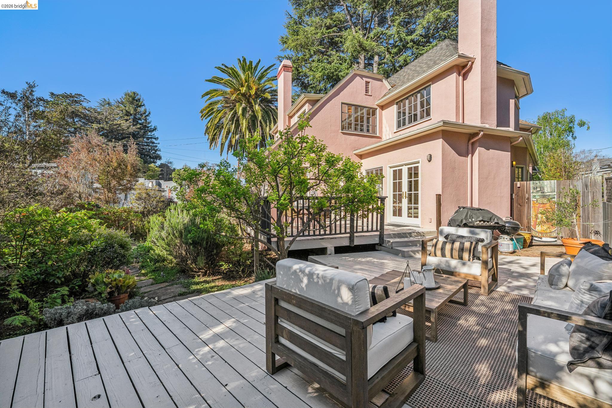 Detail Gallery Image 52 of 59 For 4201 Lakeshore Ave, Oakland,  CA 94610 - 4 Beds | 2/1 Baths