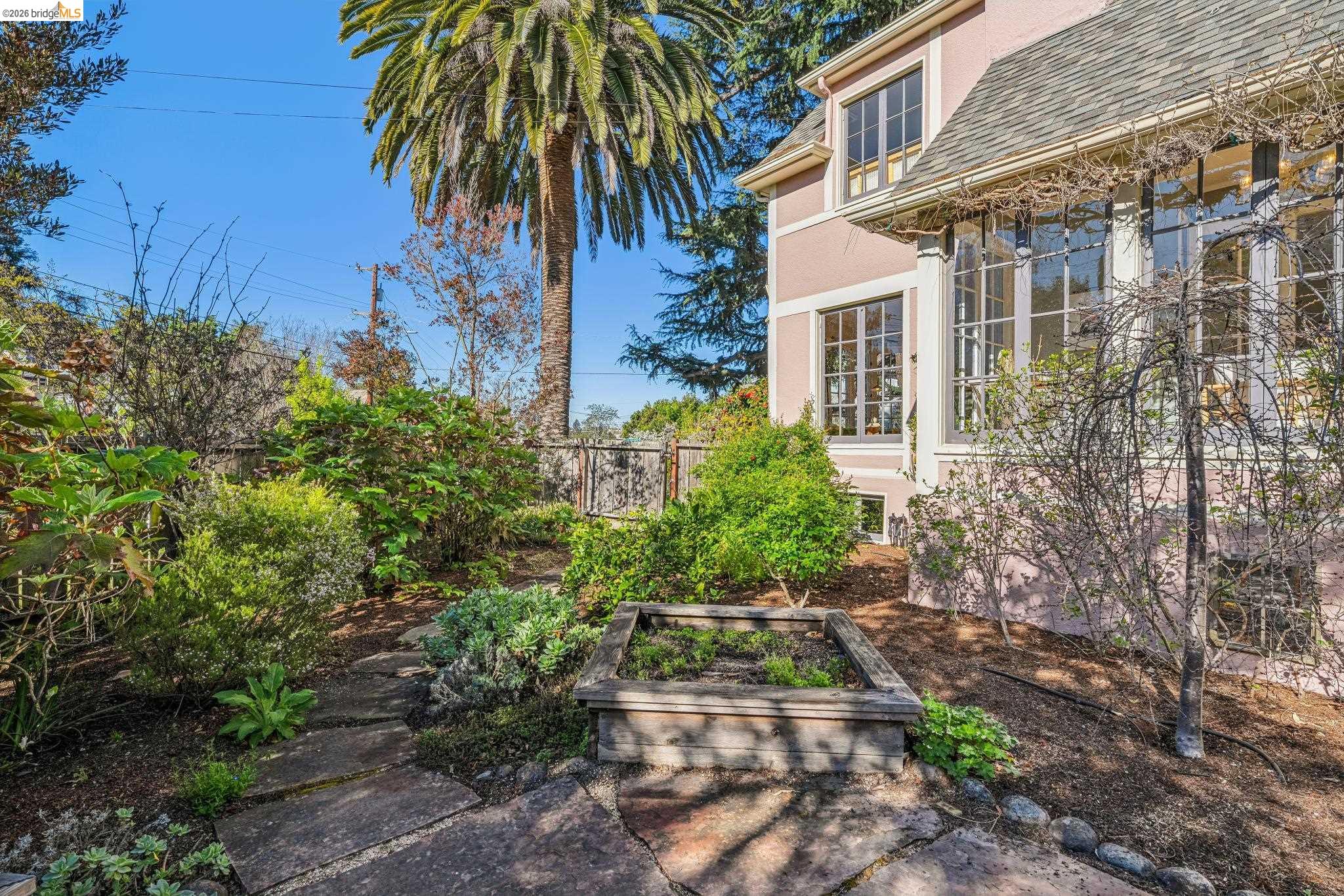 Detail Gallery Image 53 of 59 For 4201 Lakeshore Ave, Oakland,  CA 94610 - 4 Beds | 2/1 Baths