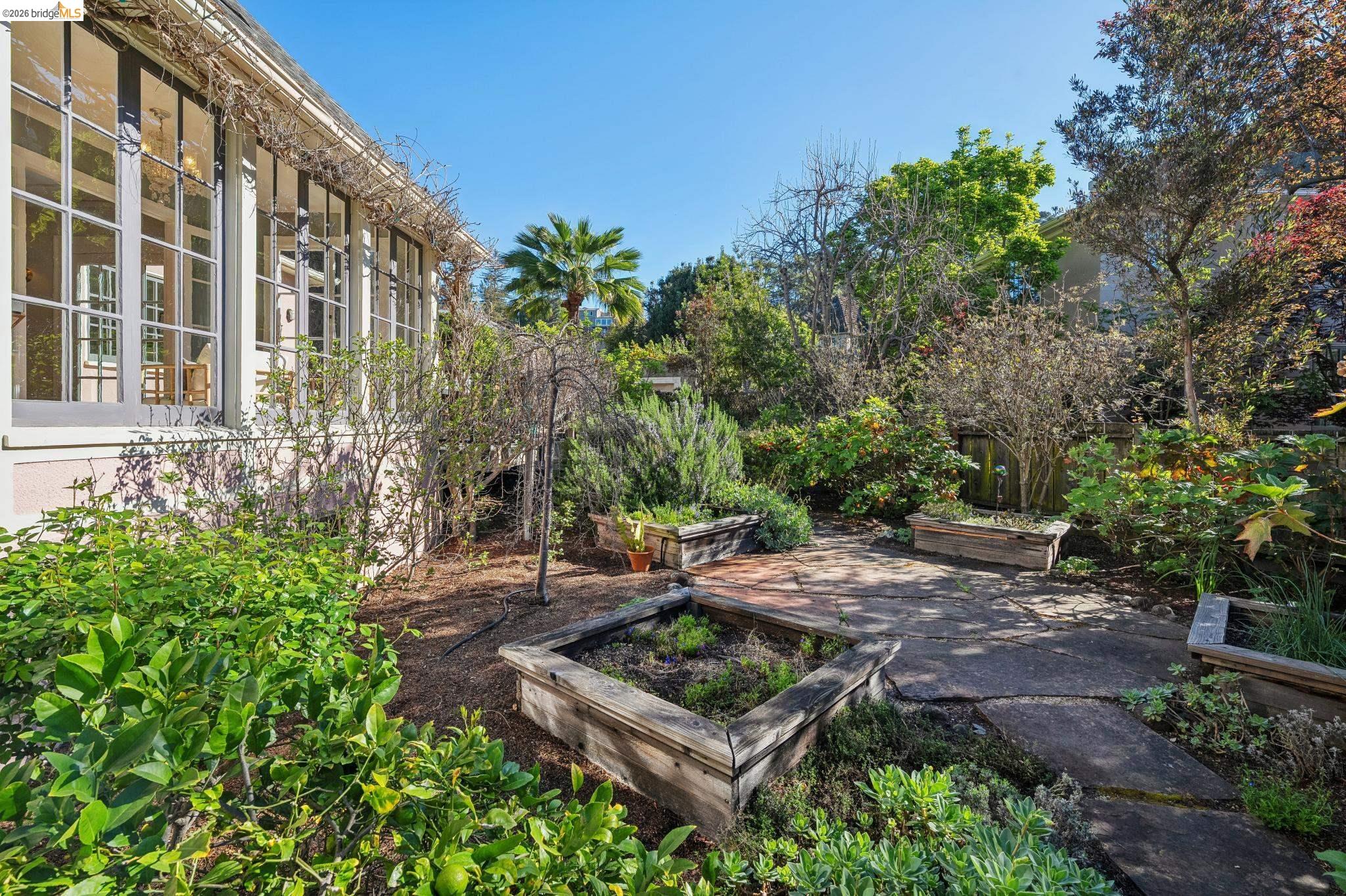 Detail Gallery Image 55 of 59 For 4201 Lakeshore Ave, Oakland,  CA 94610 - 4 Beds | 2/1 Baths