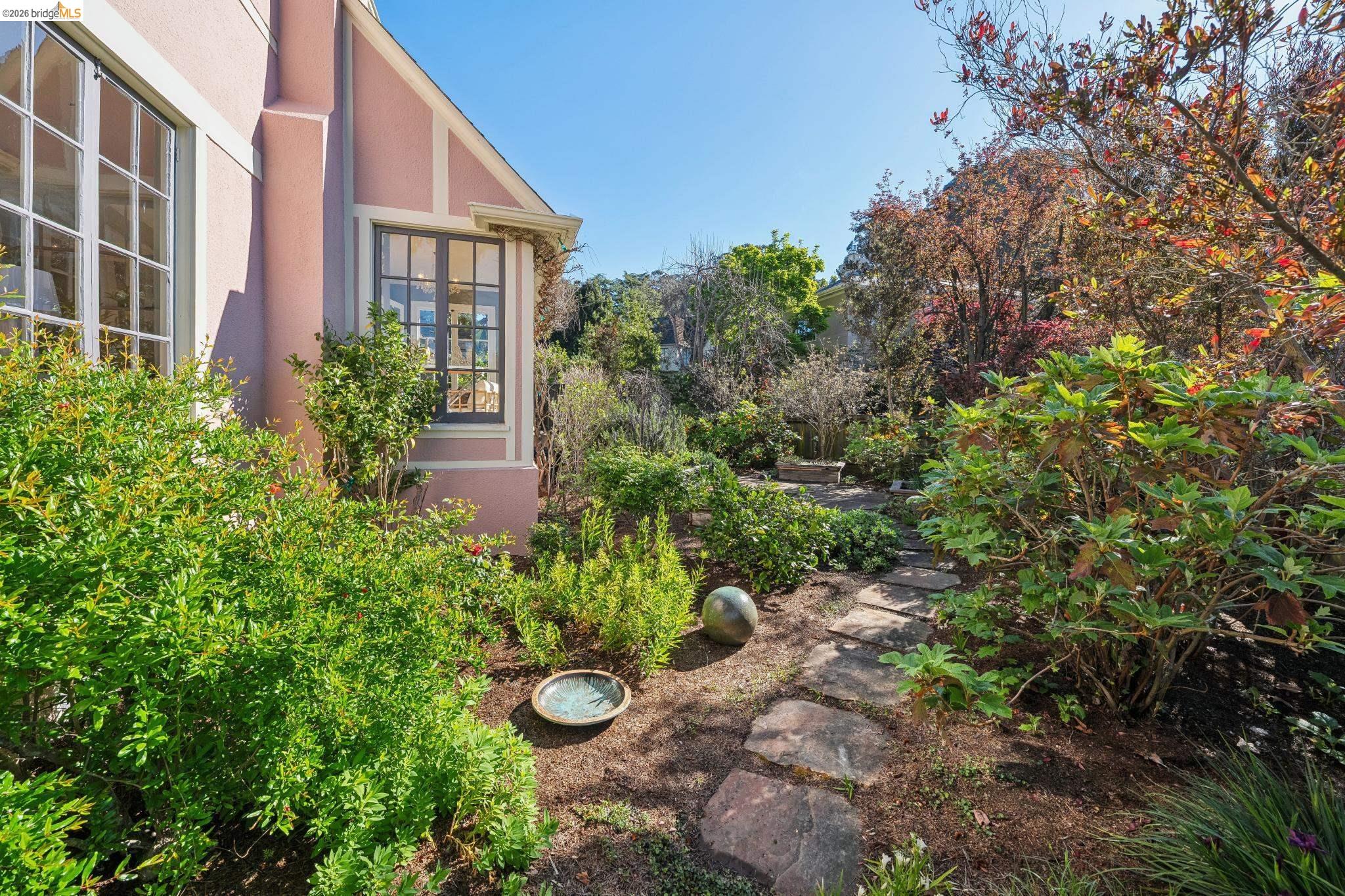 Detail Gallery Image 56 of 59 For 4201 Lakeshore Ave, Oakland,  CA 94610 - 4 Beds | 2/1 Baths