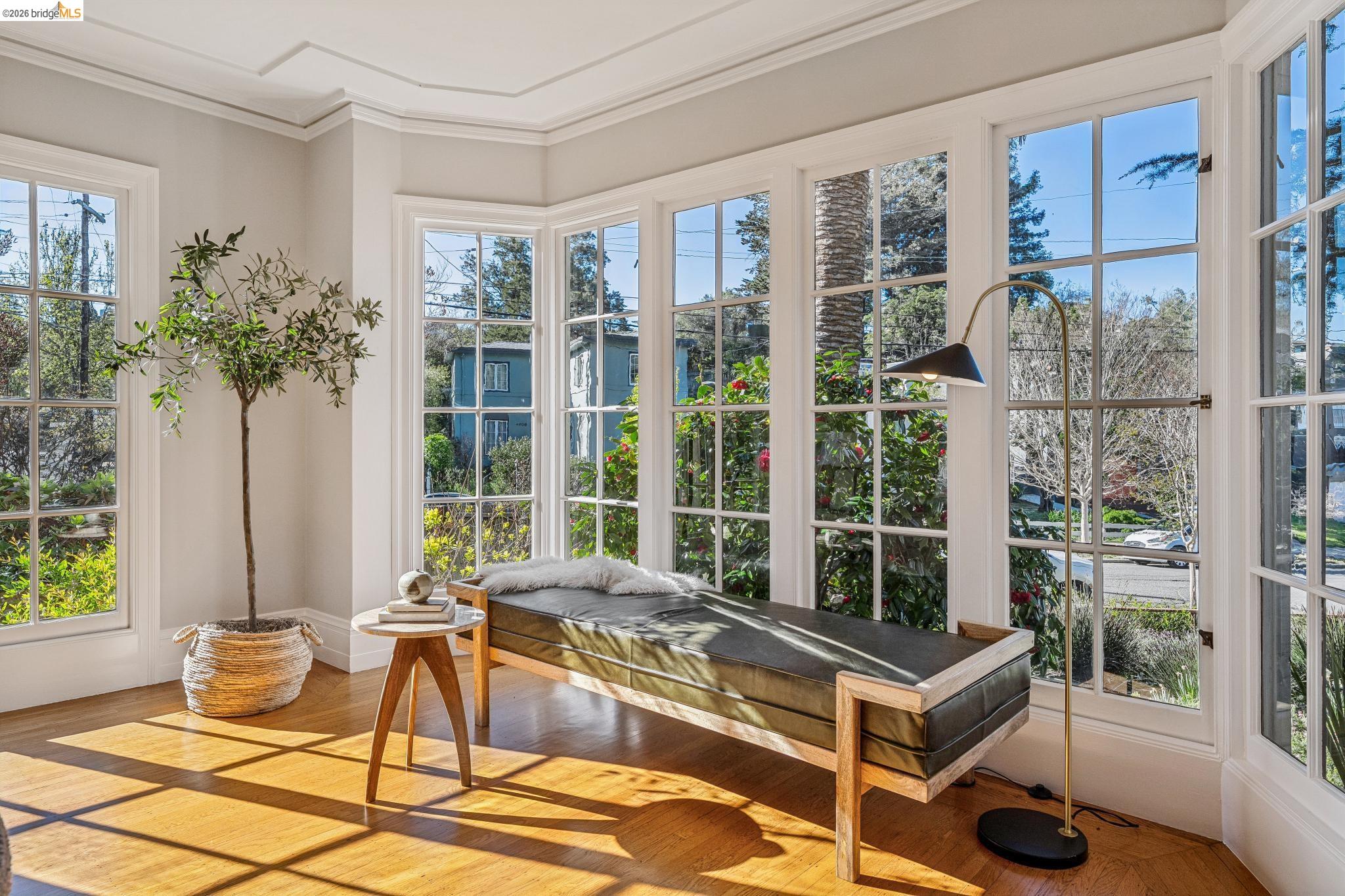 Detail Gallery Image 10 of 59 For 4201 Lakeshore Ave, Oakland,  CA 94610 - 4 Beds | 2/1 Baths