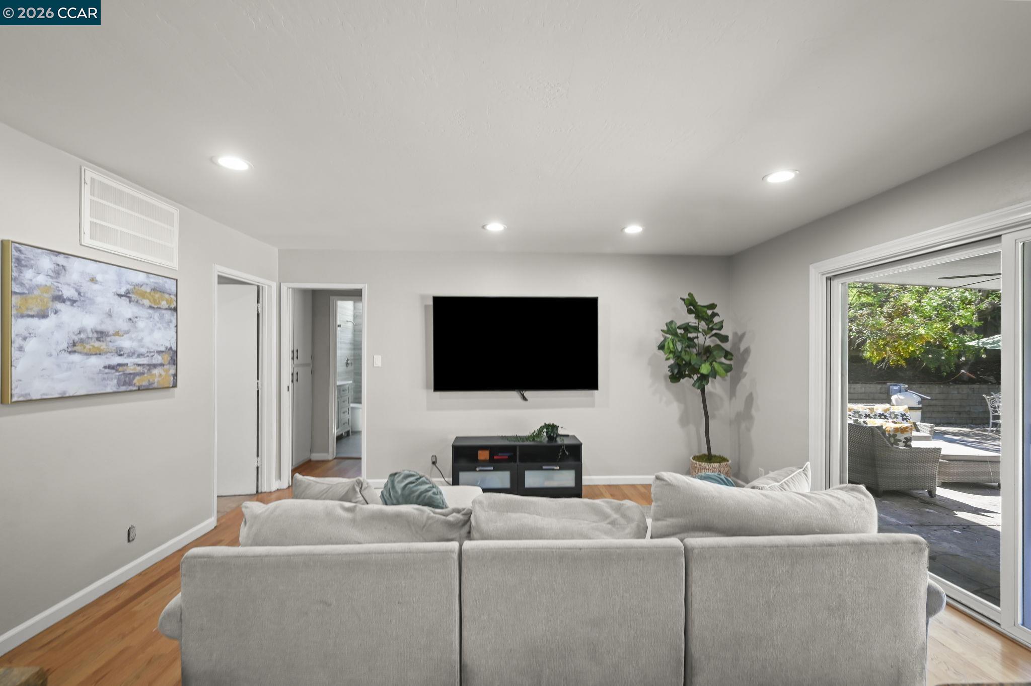 Detail Gallery Image 14 of 31 For 203 Virginia Cir, Martinez,  CA 94553 - 4 Beds | 2 Baths