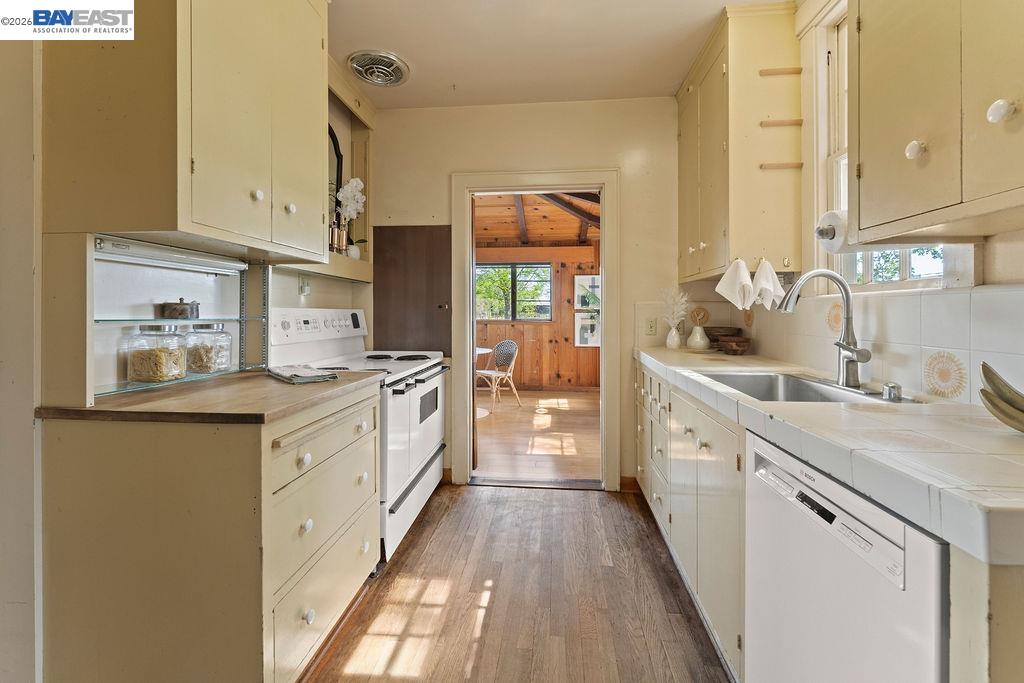 Detail Gallery Image 13 of 59 For 1972 S Livermore Ave, Livermore,  CA 94550 - 5 Beds | 2 Baths