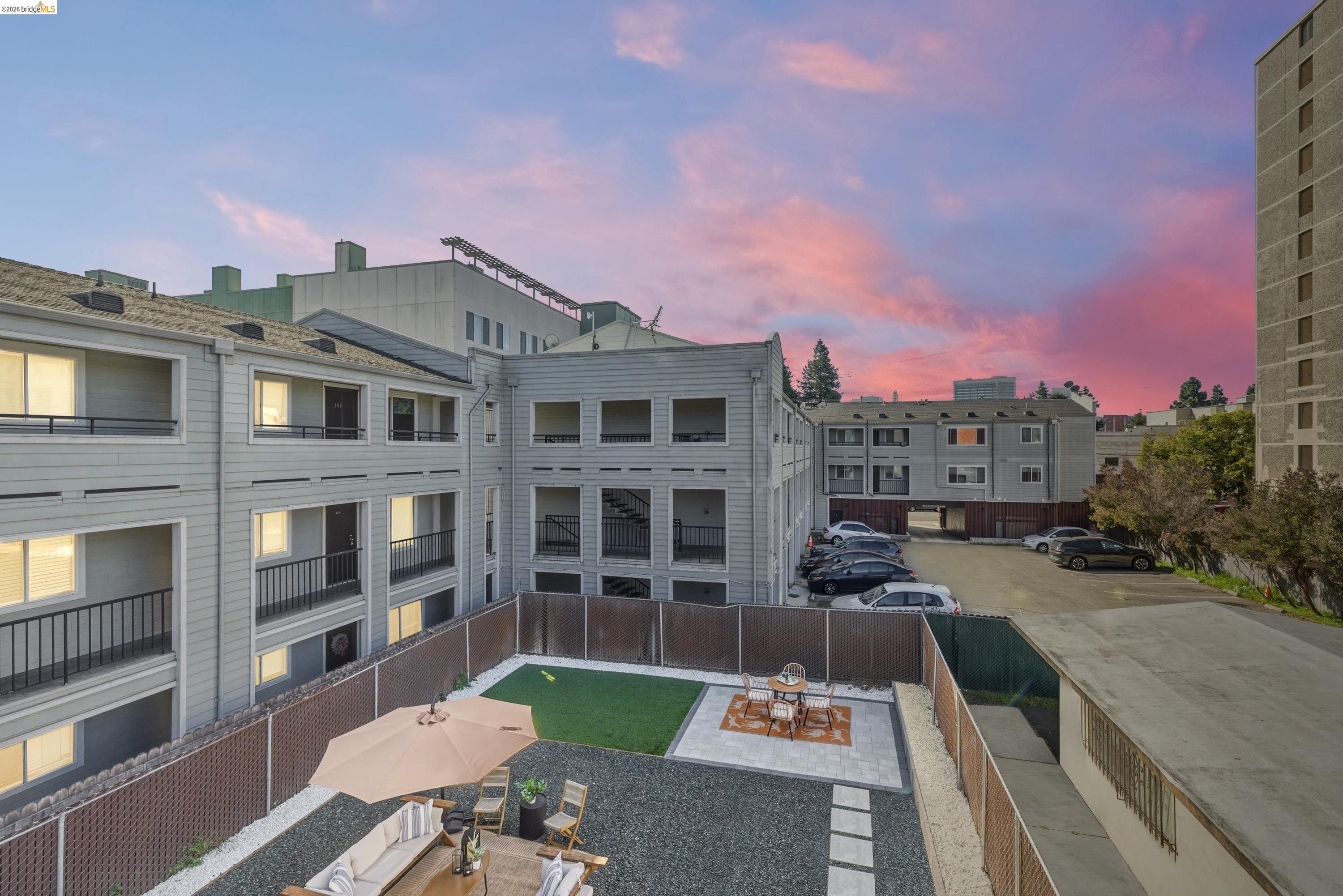 Detail Gallery Image 26 of 55 For 523 25th St, Oakland,  CA 94612 - 7 Beds | 3/1 Baths