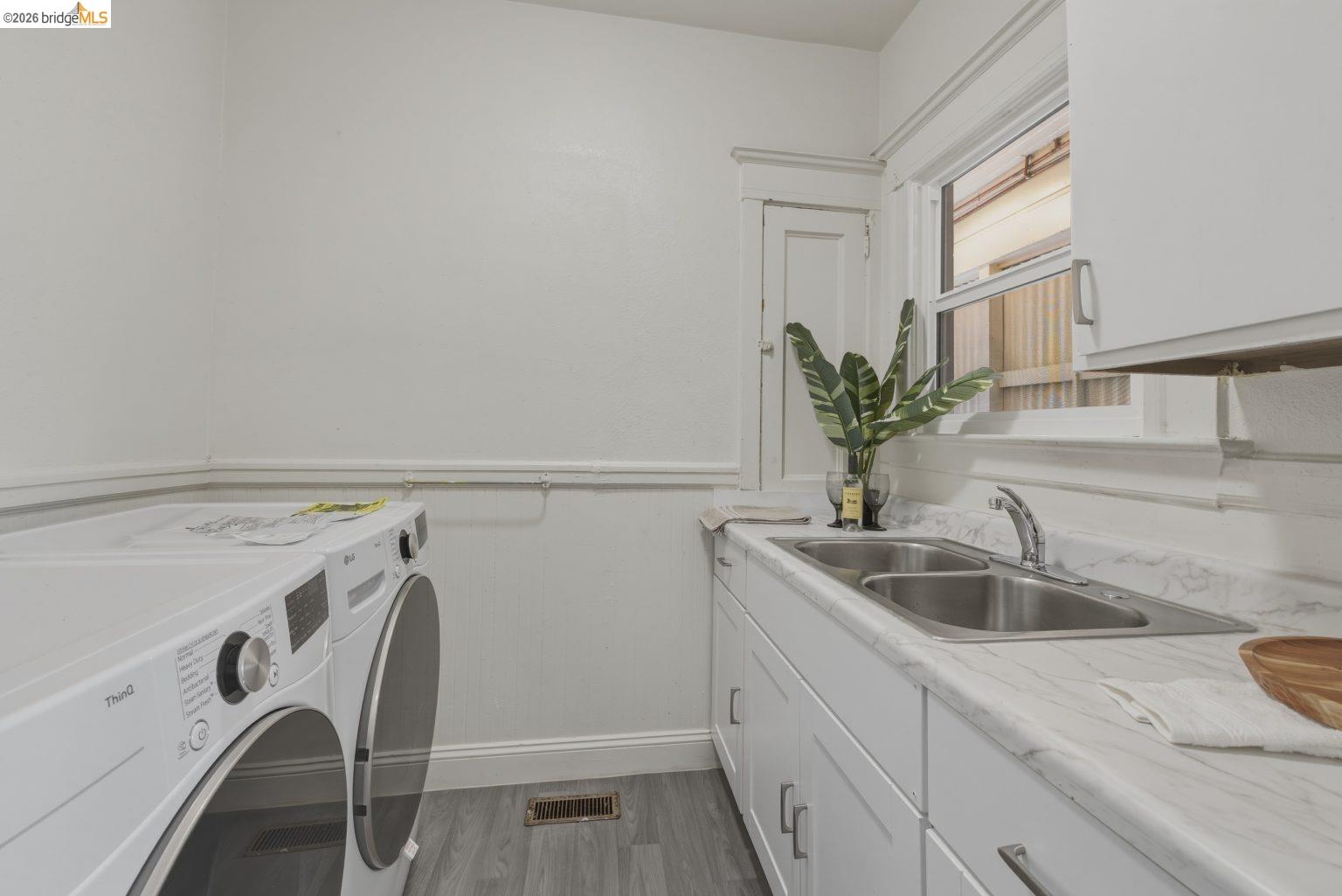 Detail Gallery Image 46 of 55 For 523 25th St, Oakland,  CA 94612 - 7 Beds | 3/1 Baths