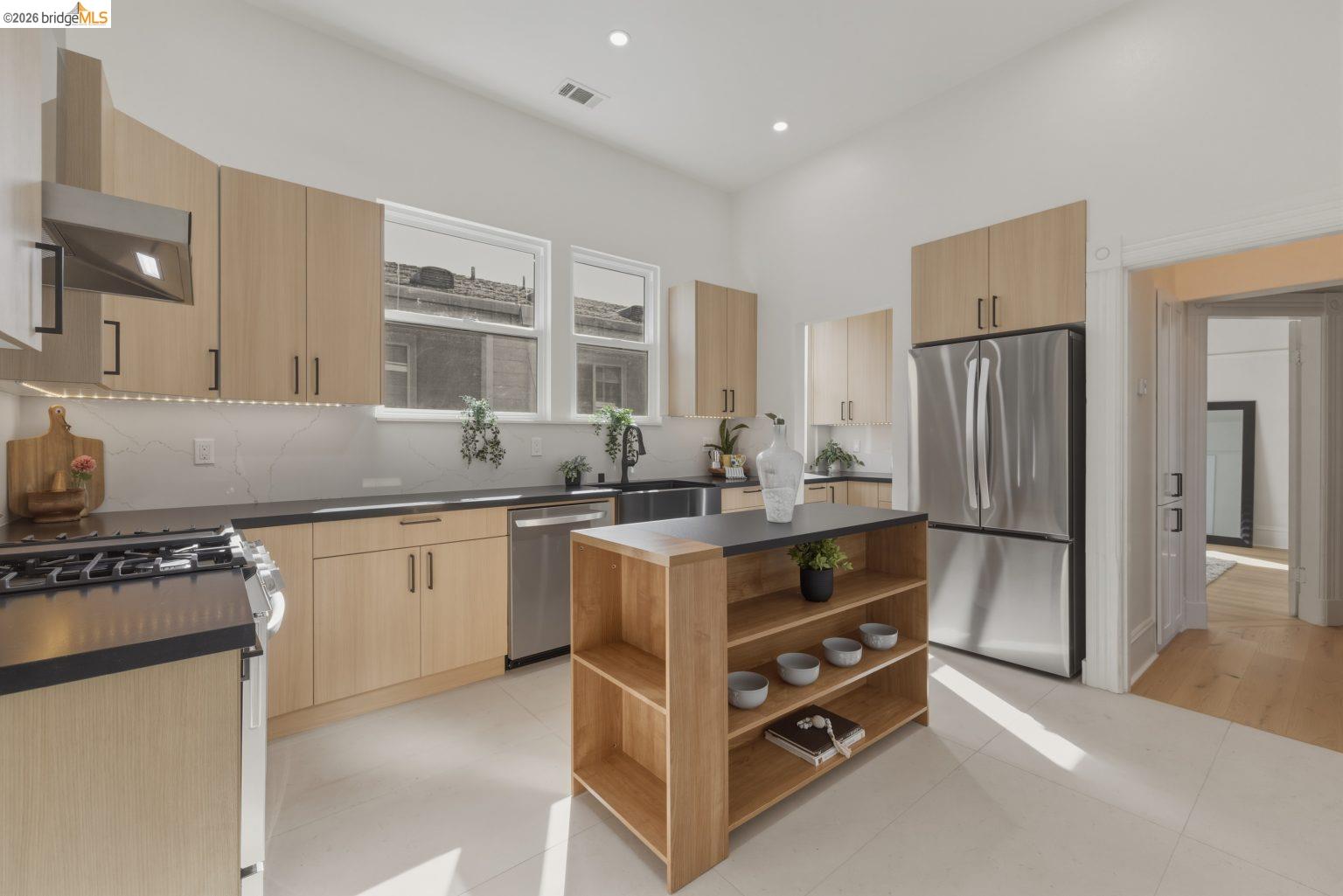 Detail Gallery Image 8 of 55 For 523 25th St, Oakland,  CA 94612 - 7 Beds | 3/1 Baths