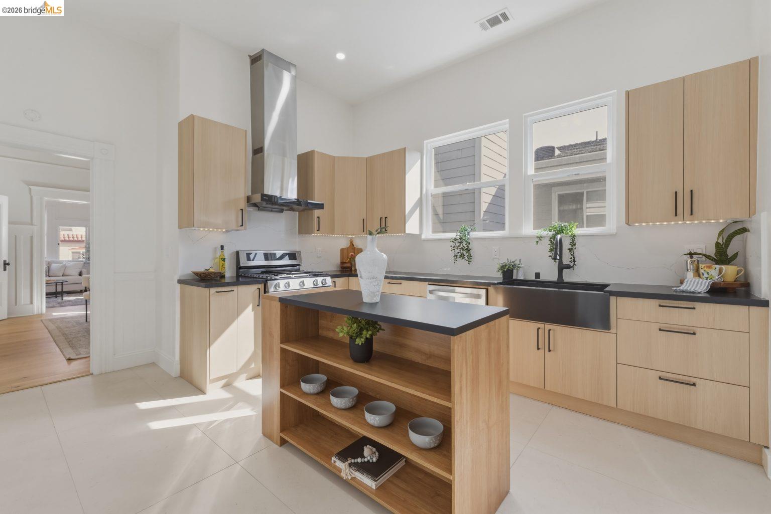 Detail Gallery Image 11 of 54 For 523 25th St, Oakland,  CA 94612 - – Beds | – Baths