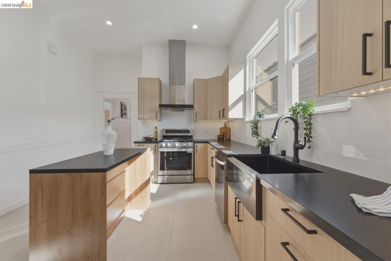 Detail Gallery Image 9 of 54 For 523 25th St, Oakland,  CA 94612 - – Beds | – Baths