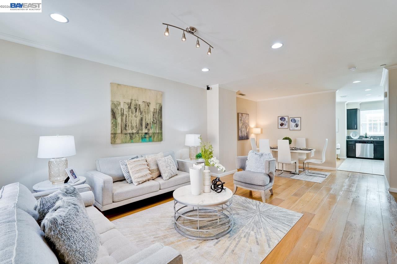 Detail Gallery Image 4 of 37 For 1369 Coyote Creek Way, Milpitas,  CA 95035 - 3 Beds | 3/1 Baths