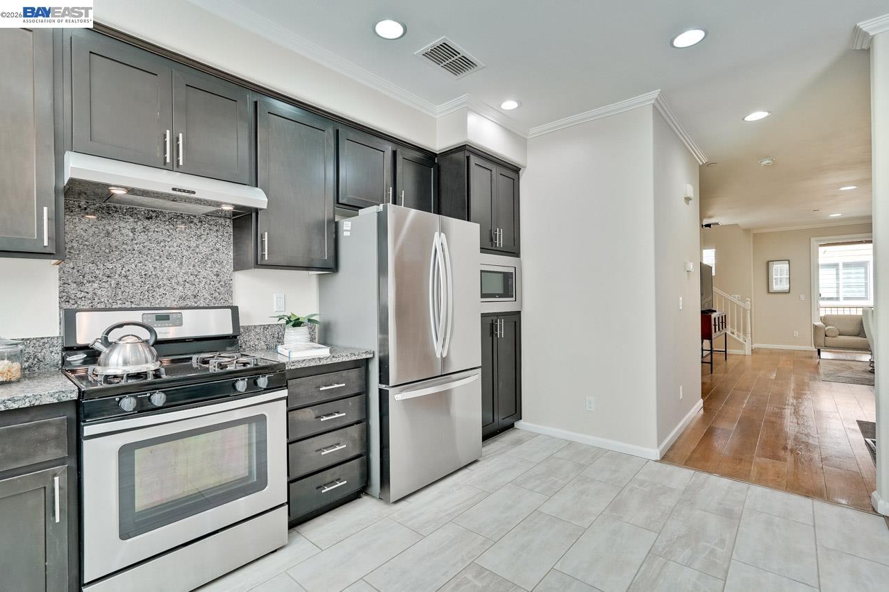 Detail Gallery Image 9 of 37 For 1369 Coyote Creek Way, Milpitas,  CA 95035 - 3 Beds | 3/1 Baths