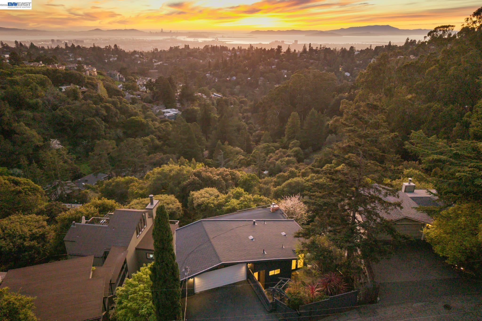 Detail Gallery Image 11 of 60 For 6801 Armour Drive, Oakland,  CA 94611 - 3 Beds | 4 Baths