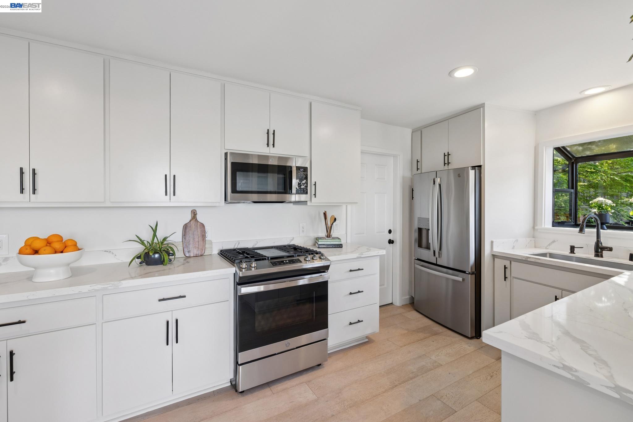 Detail Gallery Image 27 of 60 For 6801 Armour Drive, Oakland,  CA 94611 - 3 Beds | 4 Baths