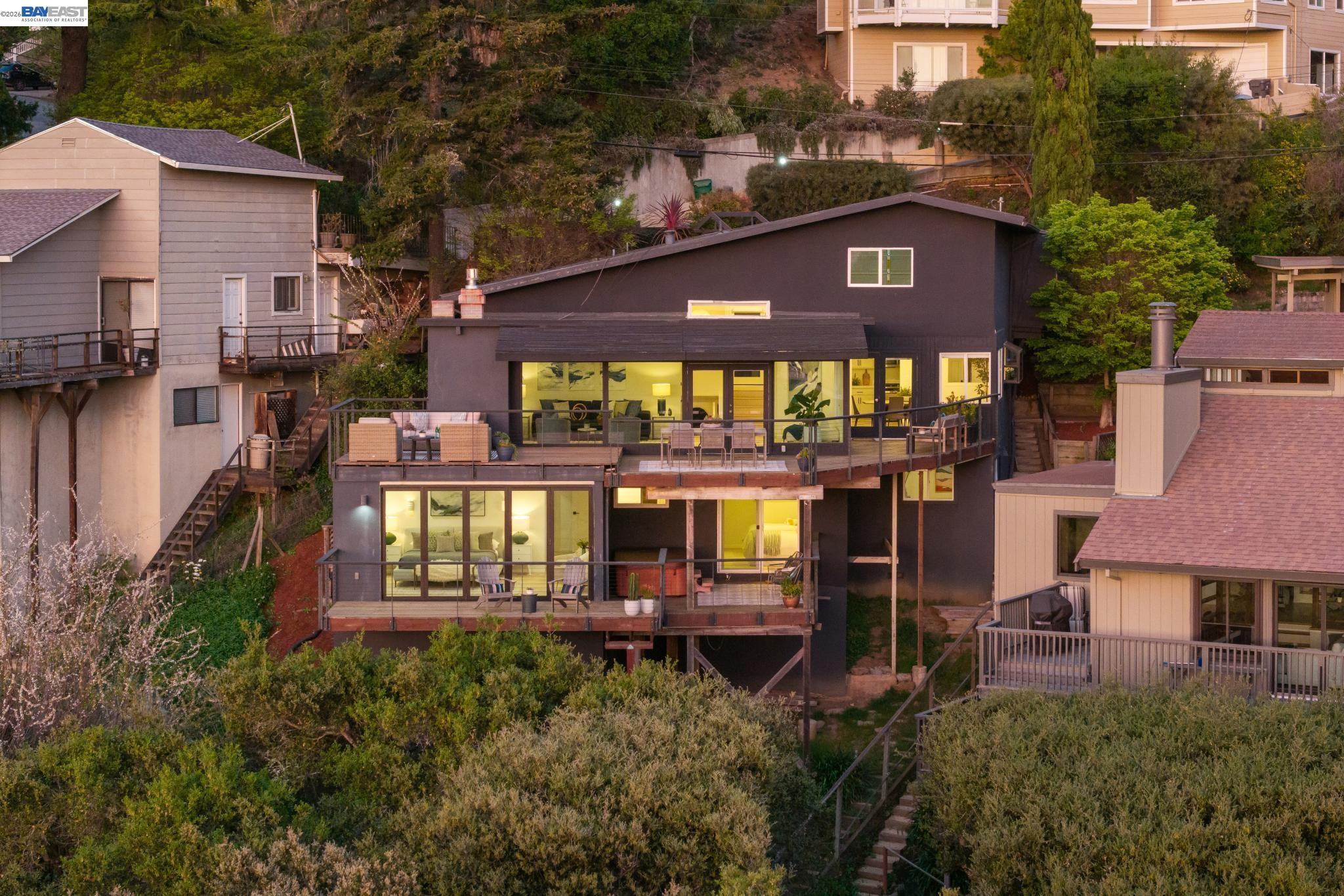 Detail Gallery Image 4 of 60 For 6801 Armour Drive, Oakland,  CA 94611 - 3 Beds | 4 Baths