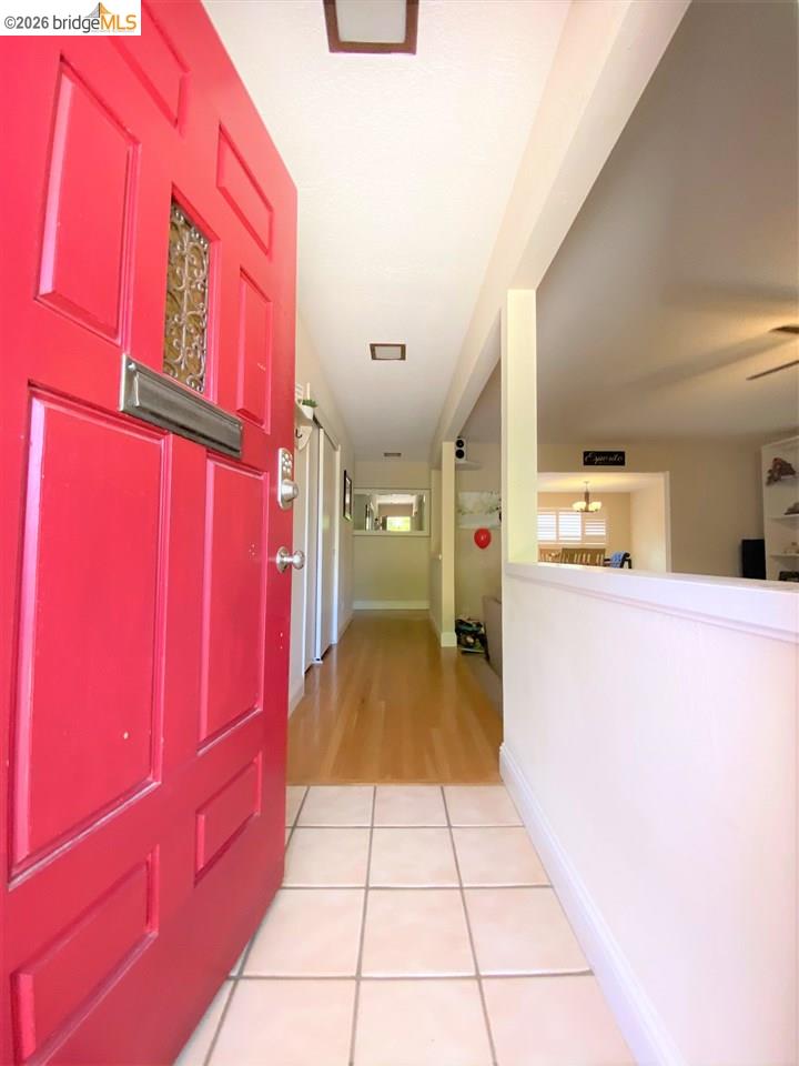 Detail Gallery Image 2 of 16 For 235 Donegal Way, Martinez,  CA 94553 - 3 Beds | 2 Baths