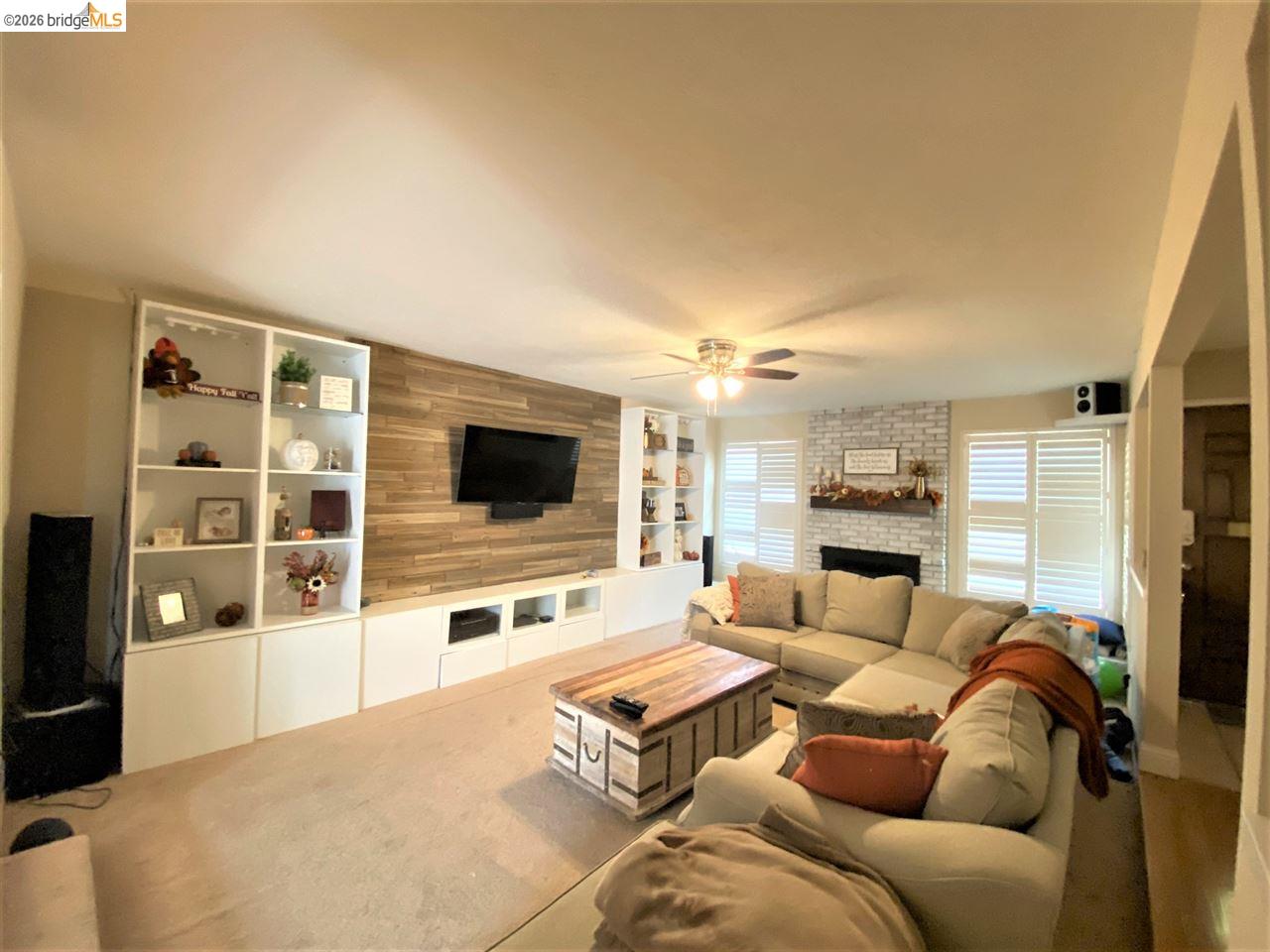 Detail Gallery Image 3 of 16 For 235 Donegal Way, Martinez,  CA 94553 - 3 Beds | 2 Baths