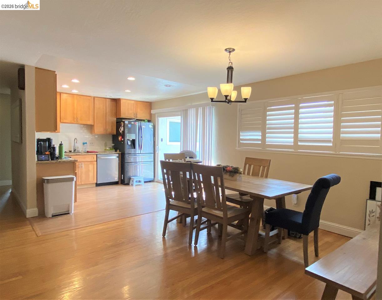 Detail Gallery Image 4 of 16 For 235 Donegal Way, Martinez,  CA 94553 - 3 Beds | 2 Baths