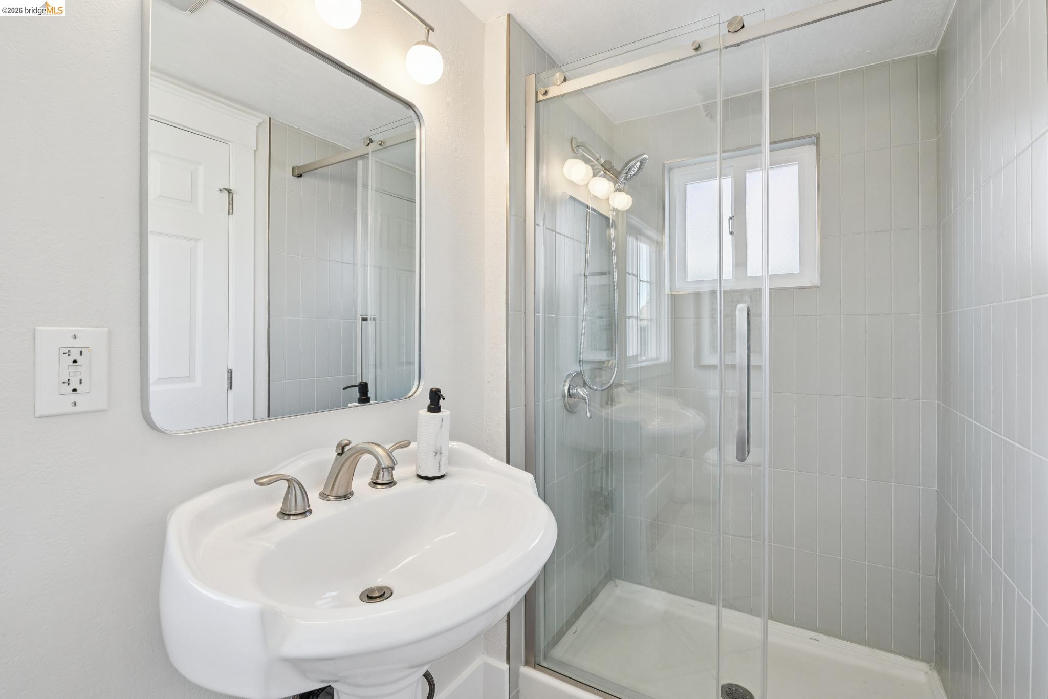 Detail Gallery Image 18 of 60 For 2161 48th Ave, Oakland,  CA 94601 - 2 Beds | 2/1 Baths