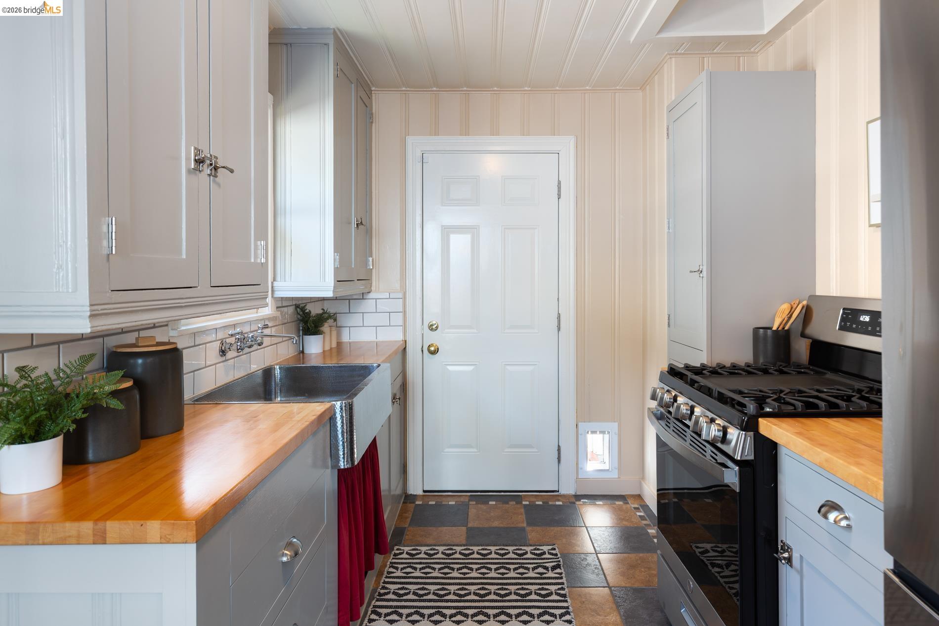 Detail Gallery Image 10 of 38 For 812 E 19th St, Oakland,  CA 94606 - 1 Beds | 1 Baths