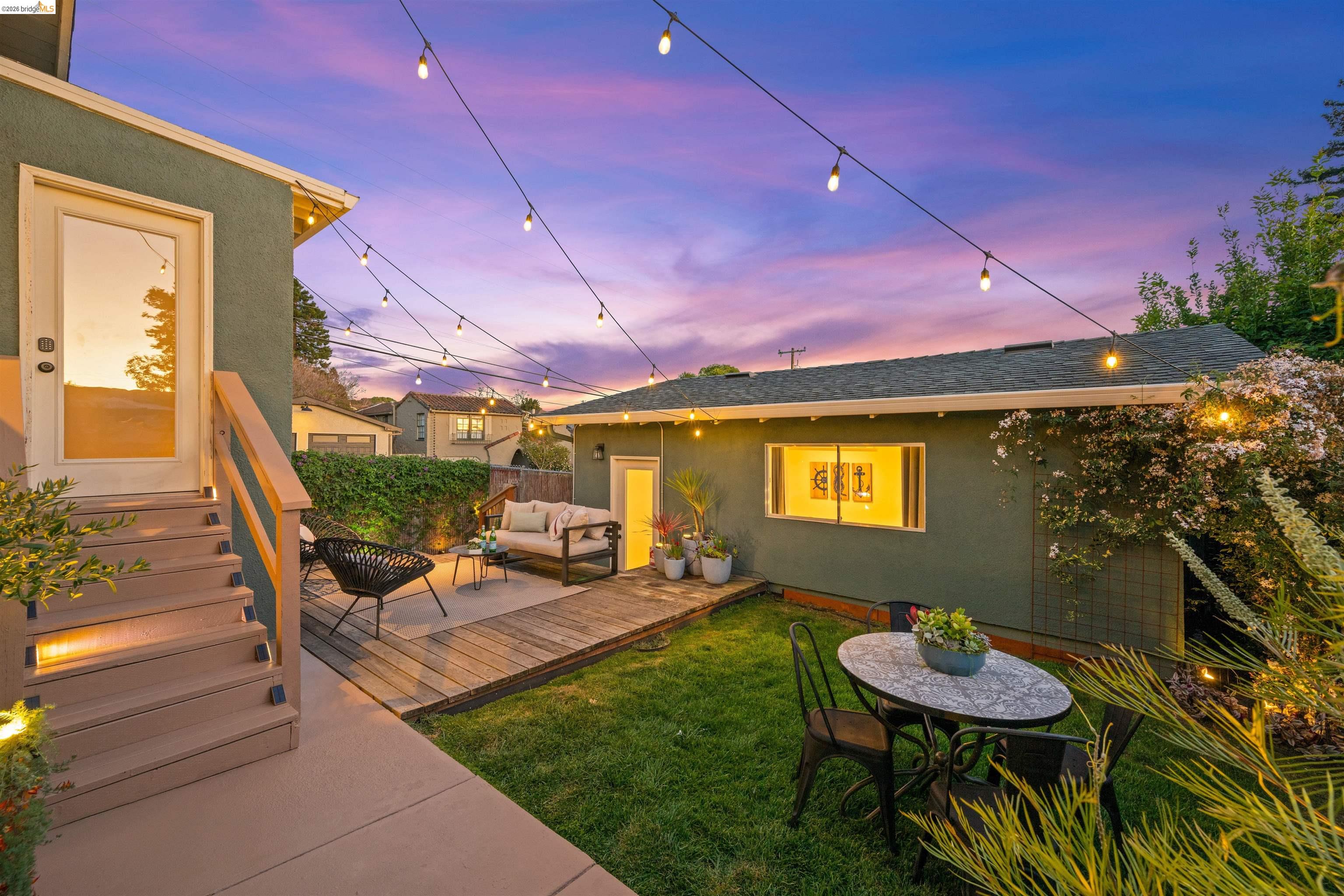 Detail Gallery Image 2 of 25 For 1498 Sonoma Ave, Albany,  CA 94706 - 2 Beds | 2 Baths