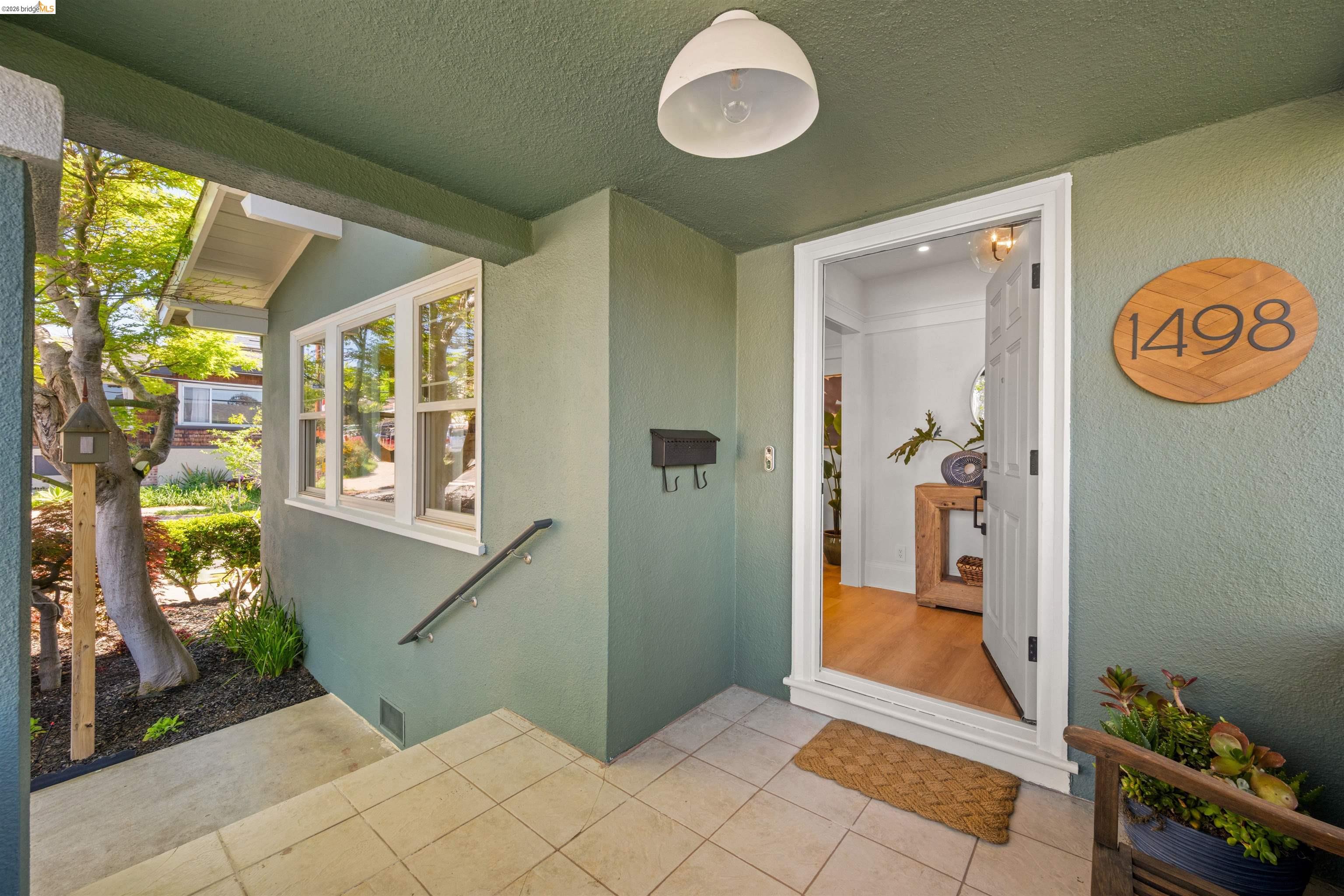 Detail Gallery Image 3 of 25 For 1498 Sonoma Ave, Albany,  CA 94706 - 2 Beds | 2 Baths