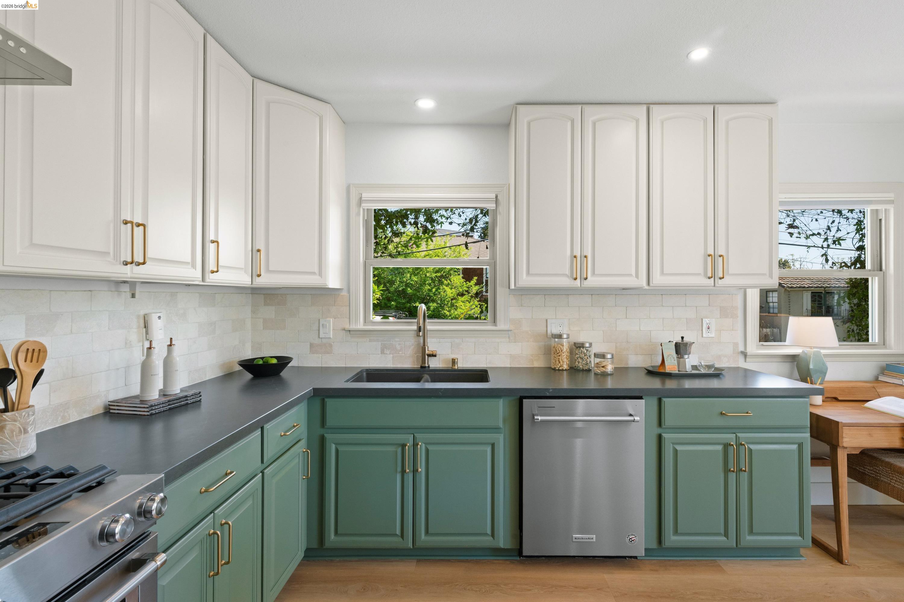 Detail Gallery Image 10 of 25 For 1498 Sonoma Ave, Albany,  CA 94706 - 2 Beds | 2 Baths