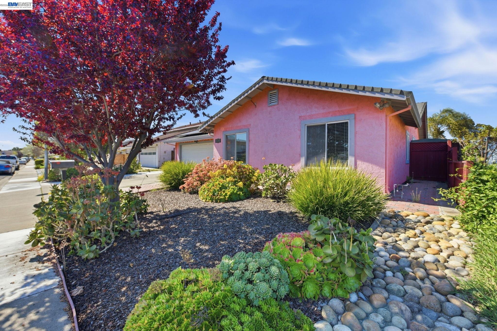 Detail Gallery Image 4 of 44 For 4541 Darcelle Dr, Union City,  CA 94587 - 5 Beds | 3 Baths