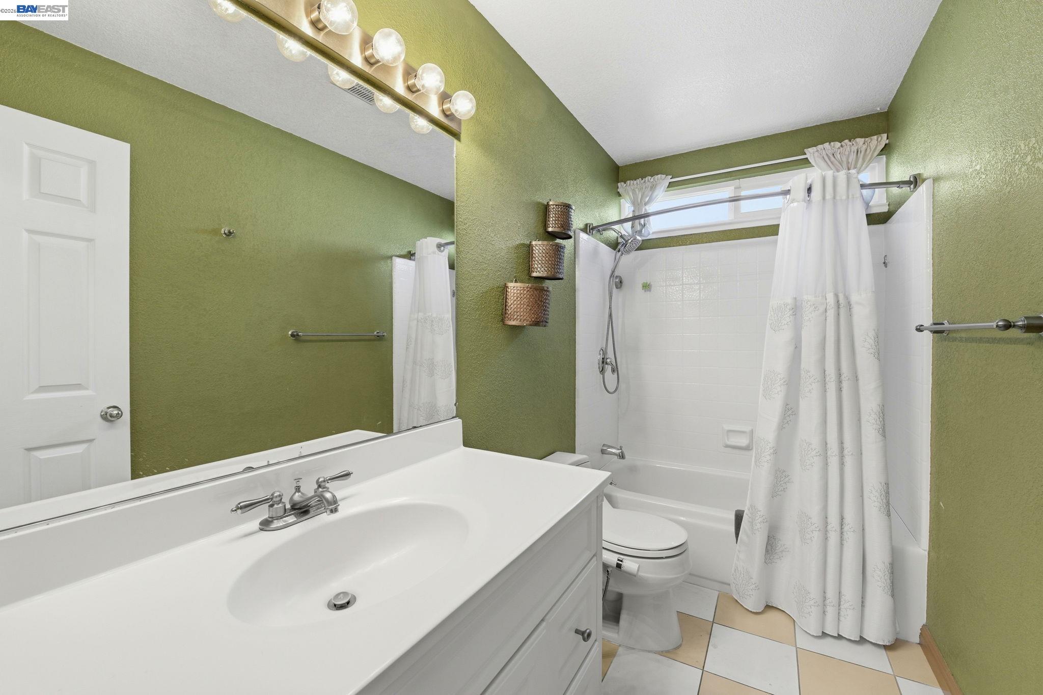 Detail Gallery Image 35 of 44 For 4541 Darcelle Dr, Union City,  CA 94587 - 5 Beds | 3 Baths