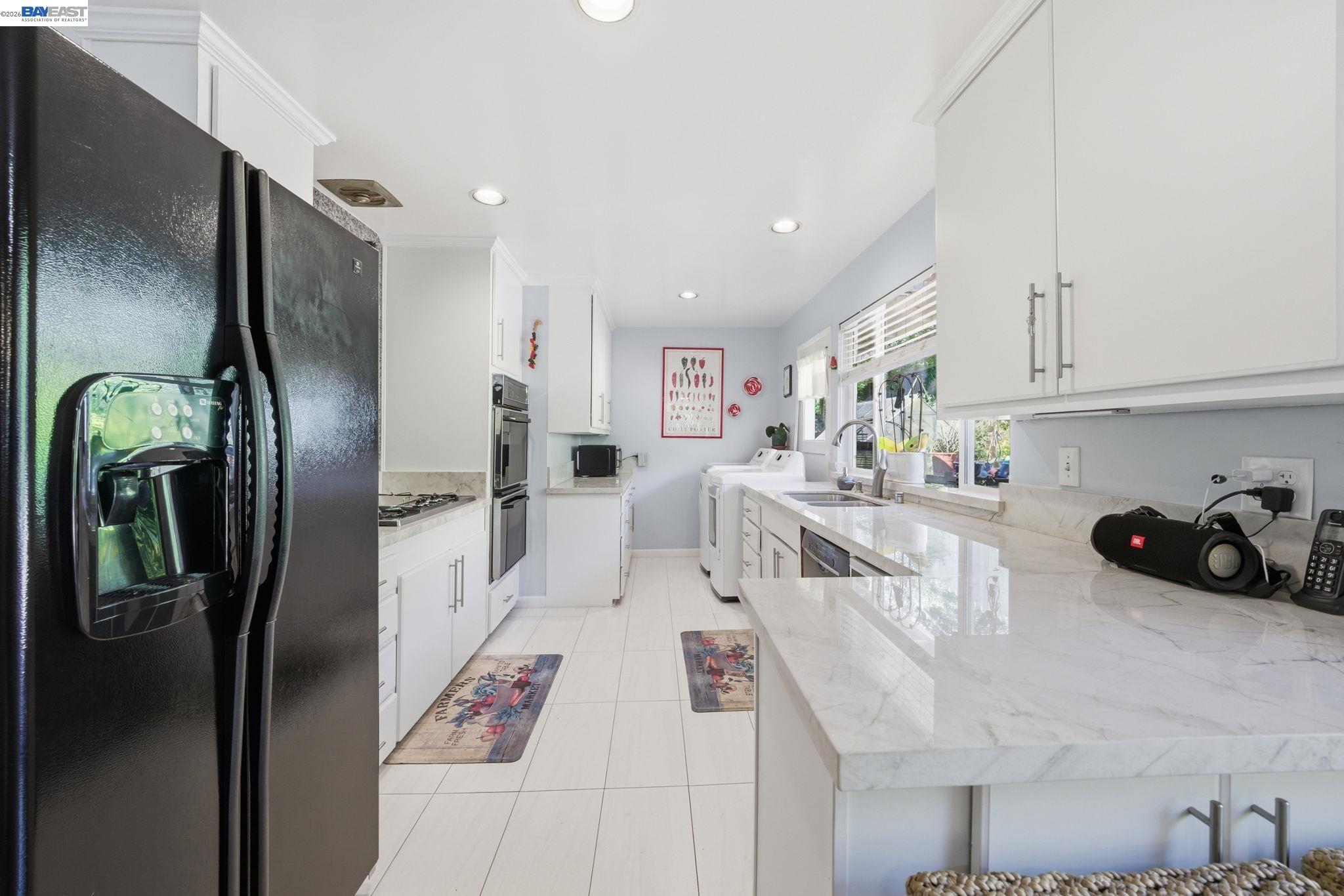 Detail Gallery Image 5 of 32 For 10000 Sigourney Ave, Oakland,  CA 94605 - 3 Beds | 2 Baths