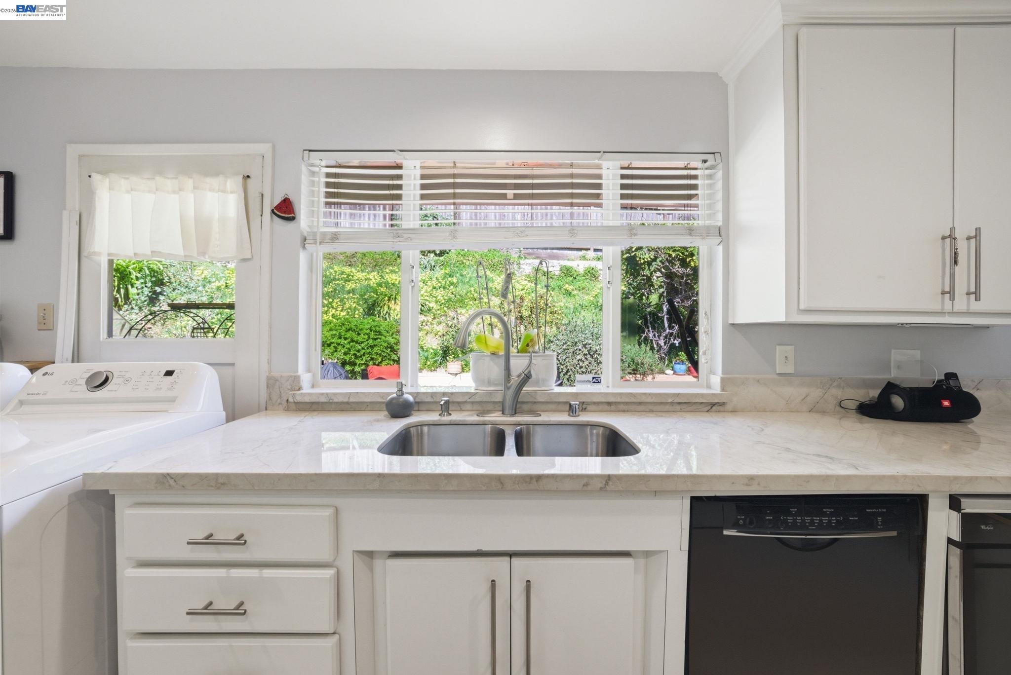 Detail Gallery Image 6 of 32 For 10000 Sigourney Ave, Oakland,  CA 94605 - 3 Beds | 2 Baths