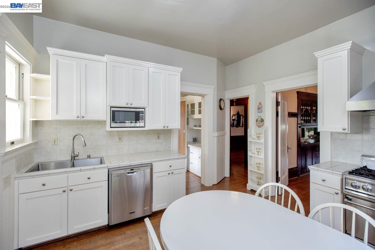 Detail Gallery Image 19 of 40 For 2056 Santa Clara Ave, Alameda,  CA 94501 - 5 Beds | 2 Baths