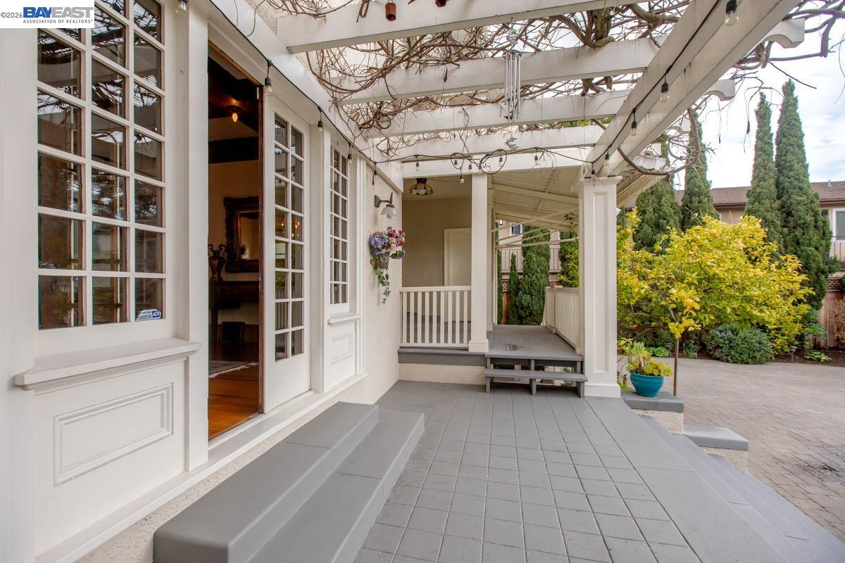 Detail Gallery Image 33 of 40 For 2056 Santa Clara Ave, Alameda,  CA 94501 - 5 Beds | 2 Baths